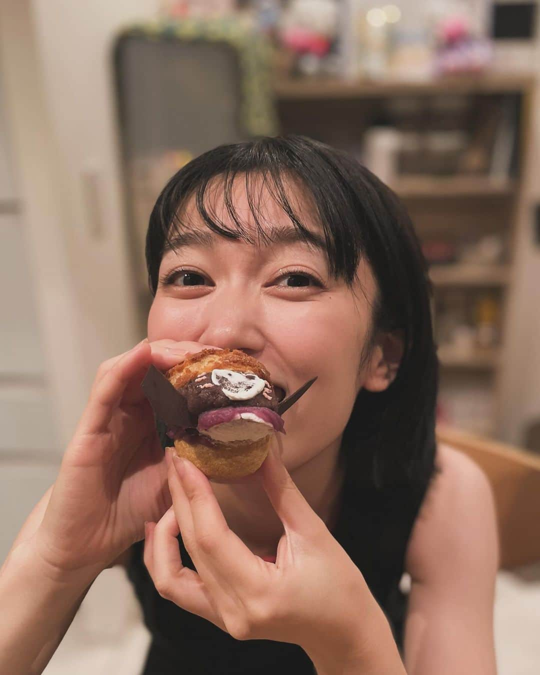 黒沢ともよさんのインスタグラム写真 - (黒沢ともよInstagram)「夜ご飯食べた後でも別腹だよね〜のシュークリームタイム🧁  あんこと餅入りの和風シュークリームおいしいいいいいいいいいいい」12月6日 23時02分 - tomoyo_kurosawa_official_