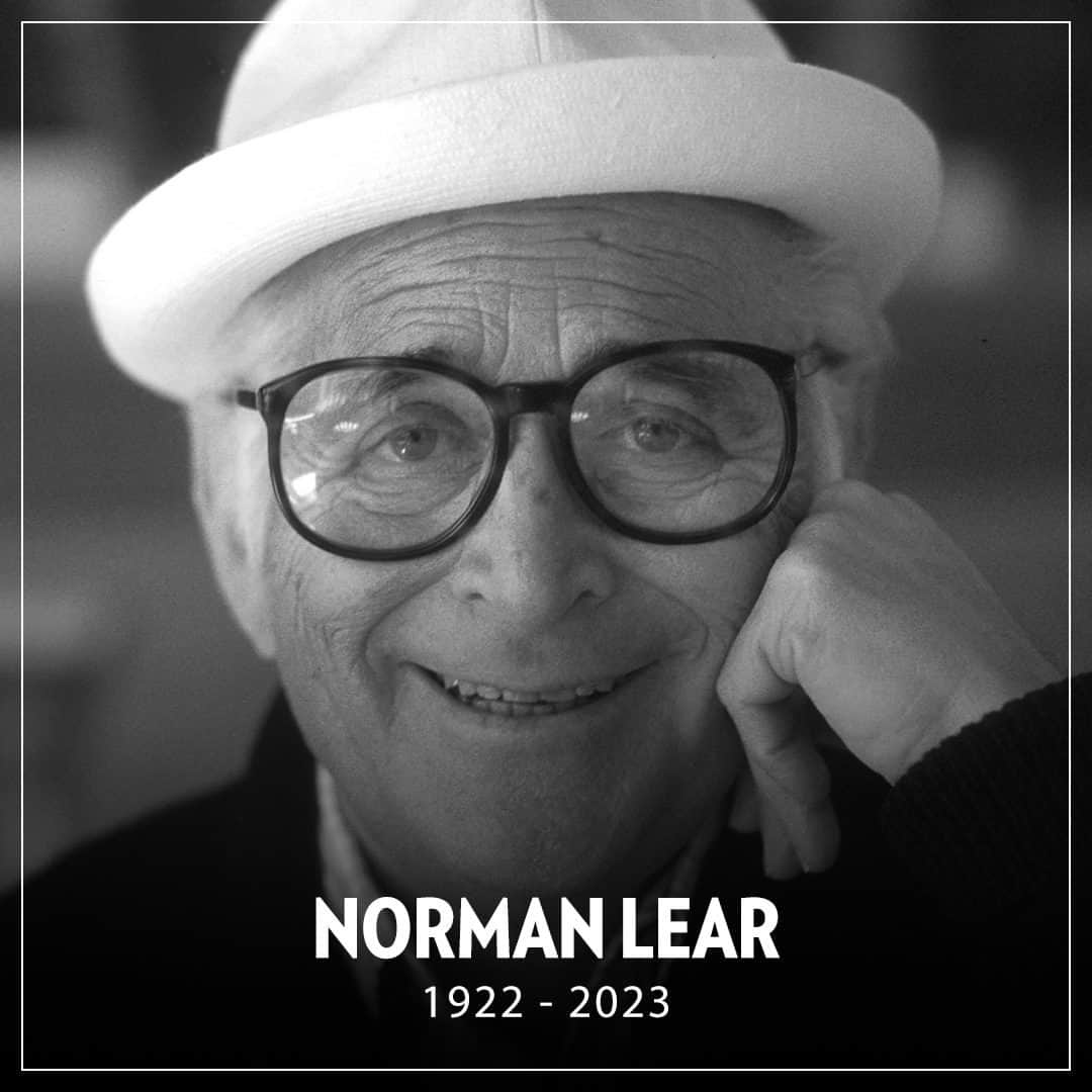 People Magazineのインスタグラム：「Norman Lear — the award-winning American television writer, film producer and activist — has died at the age of 101.  The Hollywood icon died on Tuesday, Dec. 5, at his home in Los Angeles of natural causes, according a release from his representatives. His family has also requested privacy at this time, and will hold a private service for immediate relatives, they said.  A native of New Haven, Connecticut, Lear is best known for creating the groundbreaking comedy series, All in the Family, which broached social and political issues deemed controversial at the time. More at our link in bio. | 📷: Getty」
