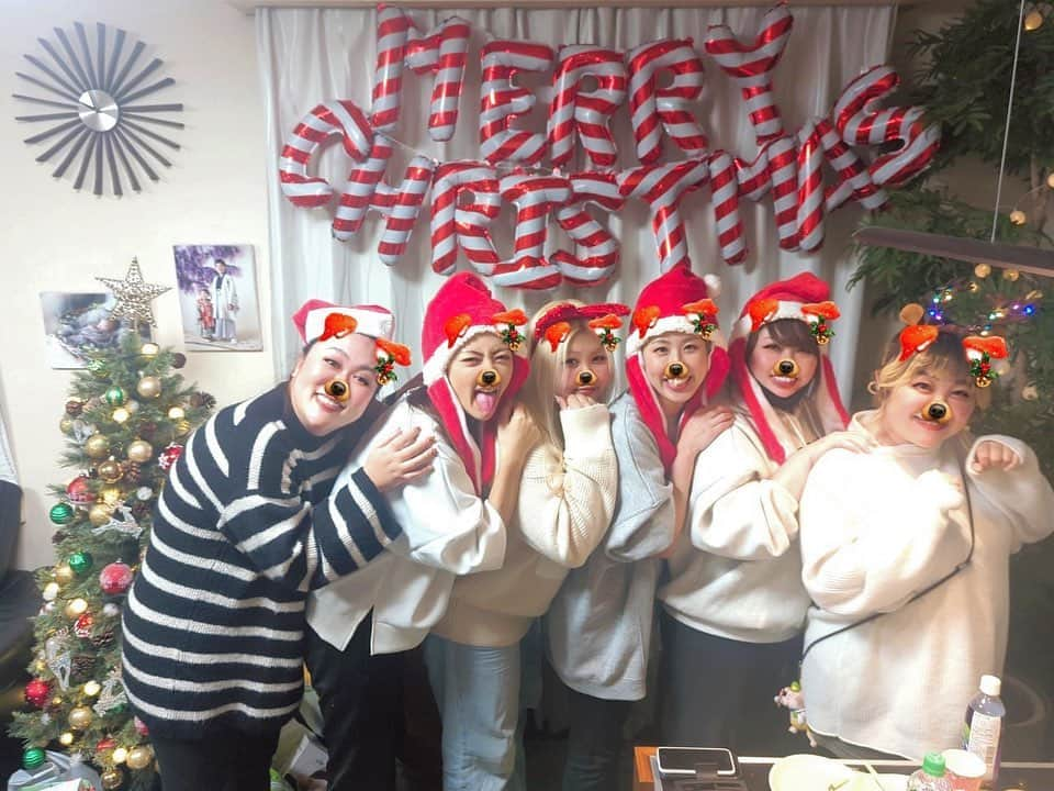 みかんさんのインスタグラム写真 - (みかんInstagram)「大好きな人達と早めのクリパ🎄🎅 もうずっと笑ってた😆 最高の時間やった🙌 そしてチーズタッカルビ美味しすぎた💖 前の日にしっかりと漬け込むだけで楽ちんやん👍 ケーキ🎂もペッパーランチ風も他も うまかったぁ〜😋 また集まろ〜🥳  #早めのクリパ #美味しいとおもろい #最高の時間 #みんな大好き」12月6日 23時05分 - mikan02241984