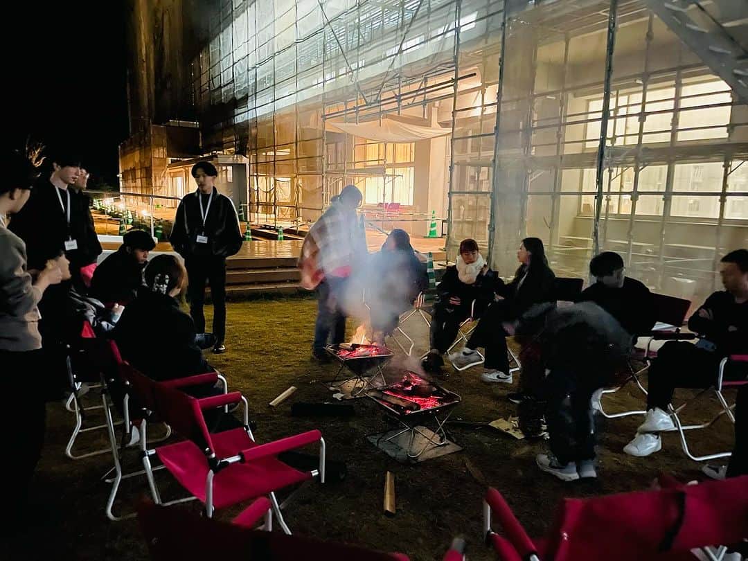 白木夏子のインスタグラム：「神山まるごと高専 @kamiyama_kosen のWednesday nightに登壇してきました！ 登壇した際の写真はまたupしますが、一緒に登壇させていただいたDNX Ventures倉林さんのお話もとても面白く、学生たちからもクリティカルな質問がたくさん出て驚きました。武蔵野大学EMC @mu_emc 白木ゼミ11名も大集合で！ Wednesday nightのあとは、お待ちかねの夜給食🤤地域の素材を使った栄養満点のお食事、最高においしくて元気になりました。 夕食のあとは焚き火を囲んで語り合う時間。Wednesday nightで語りきれなかったことも話せてよかったです。 焼き芋🍠も美味しかったー！」