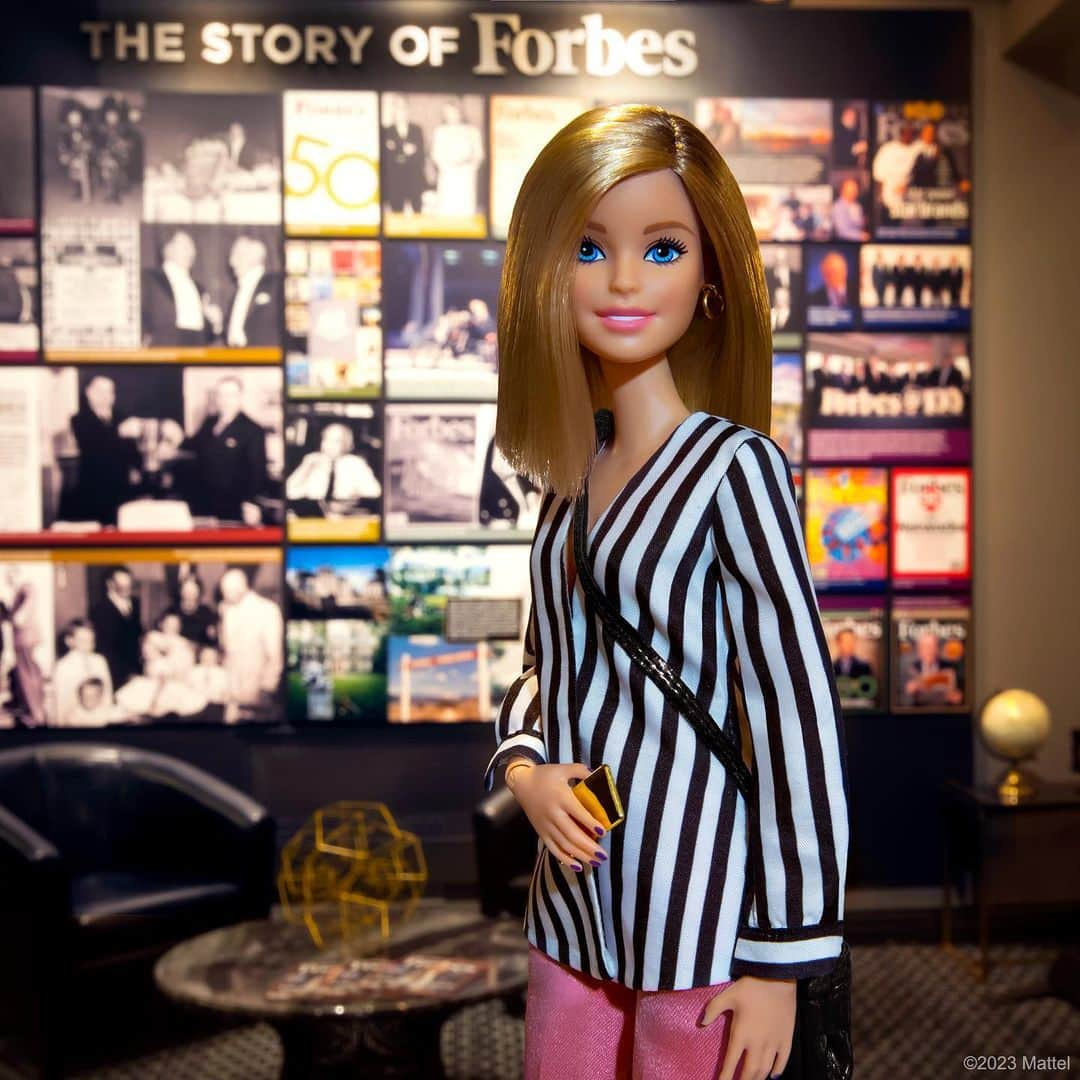 バービーのインスタグラム：「Honored to be included in the @Forbes’ 2023 Power Women List amongst others who are shaping our world. Read more at the link in stories! 🖤 #PowerWomen #barbie #barbiestyle」