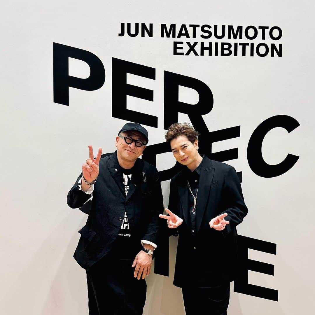 片山正通のインスタグラム：「松潤こと松本潤 さんの初のエキジビジョン JUN MATSUMOTO EXHIBITION “ PERSPECTIVE ‐時をつなぐ眼差し‐ ” の関係者内覧会にお邪魔してきました。6人のクリエーター 操上和美／太田好治／岡田准一／井田幸昌／小浪次郎／田根剛とのコラボレーションのテーマは「家康と自分」「江戸と東京」「過去と現在」。 もうすぐ最終回を迎える「どうする家康」の撮影が終わってから1ヶ月半、この準備に奔走していたそうです。松潤さんでしか出来ないユニークなエキジビジョン！久しぶりに会いましたが、元気そうで何より。 松潤さん、おめでとうございます！  @ 六本木ミュージアム  I attended Jun Matsumoto’s first exhibition, “JUN MATSUMOTO EXHIBITION - PERSPECTIVE: Connecting Gaze through Time,” for a private viewing. The collaborators for this unique project include Kazumi Kurigami, Koji Ota, Junichi Okada, Yukimasa Ida, Jiro Konami, and Tsuyoshi Tane. The collaboration explores themes like “Ieyasu and myself,” “Edo and Tokyo,” and “Past and present.” Matsumoto, who celebrated the completion of filming for “What Will You Do, Ieyasu?” a month and a half ago, has been tirelessly involved in the preparations for this exhibition. It was great to see him after a while, and he seemed in good spirits. Congratulations, Matsumoto-san! @ Roppongi Museum  #松本潤 #松本潤PERSPECTIVE展」