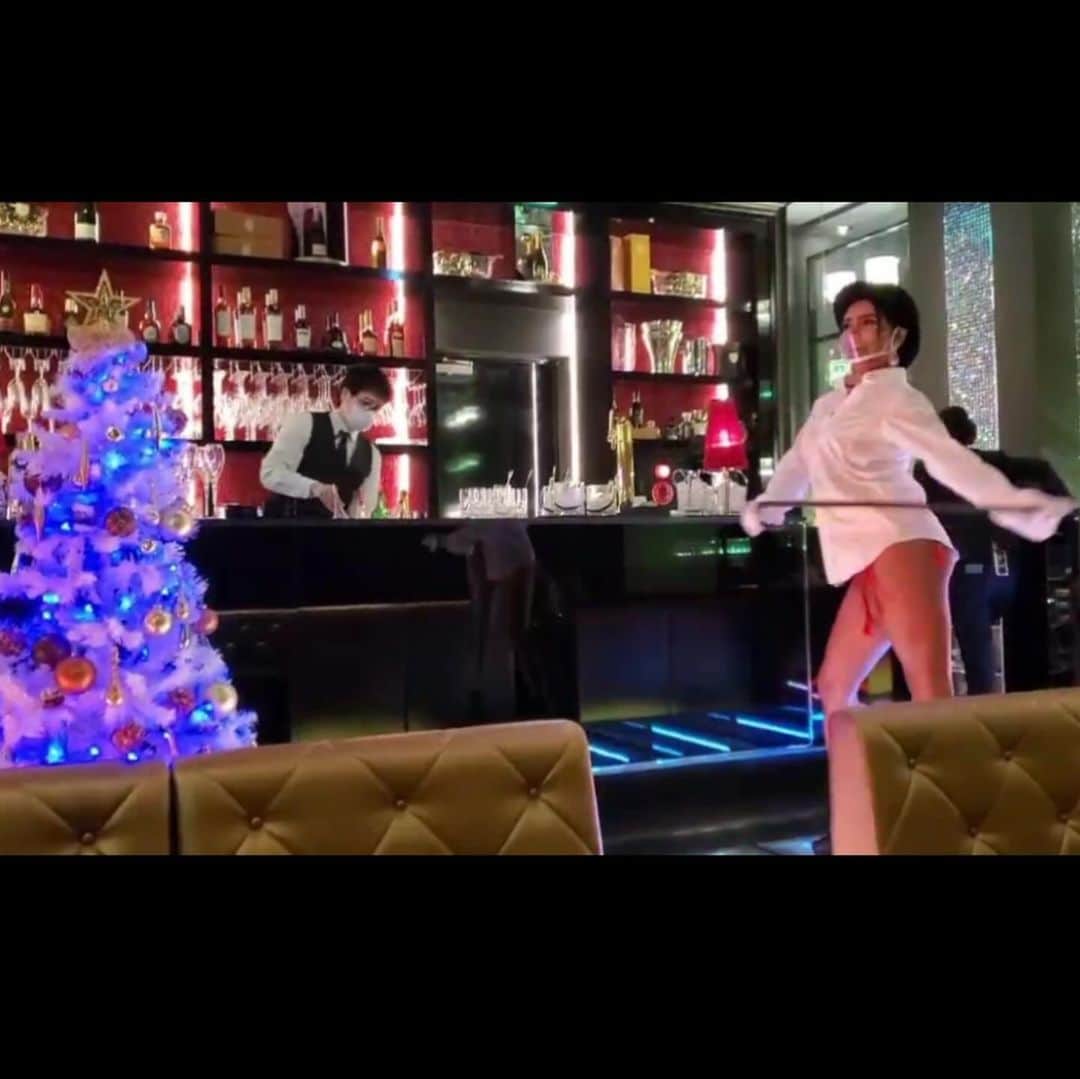JennieBabyのインスタグラム：「❤️ 今年も上野MINTさんのクリスマスイベントで踊ります🎄 なんと4年連続👏✨ この写真は2020年の🥰 12/21,22,23日と3日間ショーする予定です❣️ MINTさんはキャバクラなので、 観に来てもらうにはキャバクラの料金で席取ってもらう形になりますが(接客は私達ダンサーではなくお店のキャストさんがします) それでもよければぜひ遊びにきてください☺️ ご予約はDMまたは公式LINEへ💌  #jenniebaby #sexydancer」