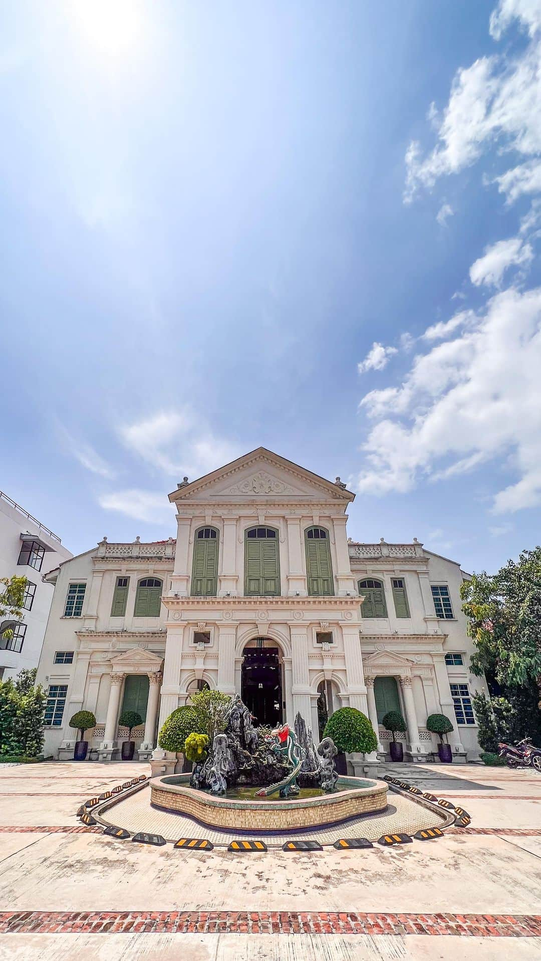 エアアジアのインスタグラム：「📍 Located in George Town, a UNESCO World Heritage, Allstar Mark Wu (@markwu06) spends a night at an elegant colonial mansion with a timeless charm, The Edison George Town Penang!   Get the feeling of being transported back in time for today’s episode of #HotelDiaries! Would you spend a night here? Oh, don’t forget to apply the promo code [BDAYHOTEL] at the checkout page and get RM50 OFF on ALL HOTELS 🏨 (Promo ends on 10 Dec 2023)  #airasiasuperapp #hotelstay #travel #destinations #saving #malaysia #theedisongeorgetown #embracetheexperiences #unescoworldheritage」