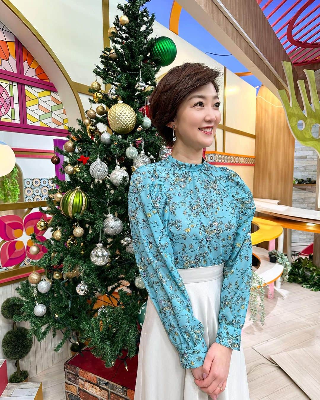 池尻和佳子のインスタグラム：「12月7日は、クリスマスツリーの日なんだそうです。皆さんのお家ももう飾っていますか？」