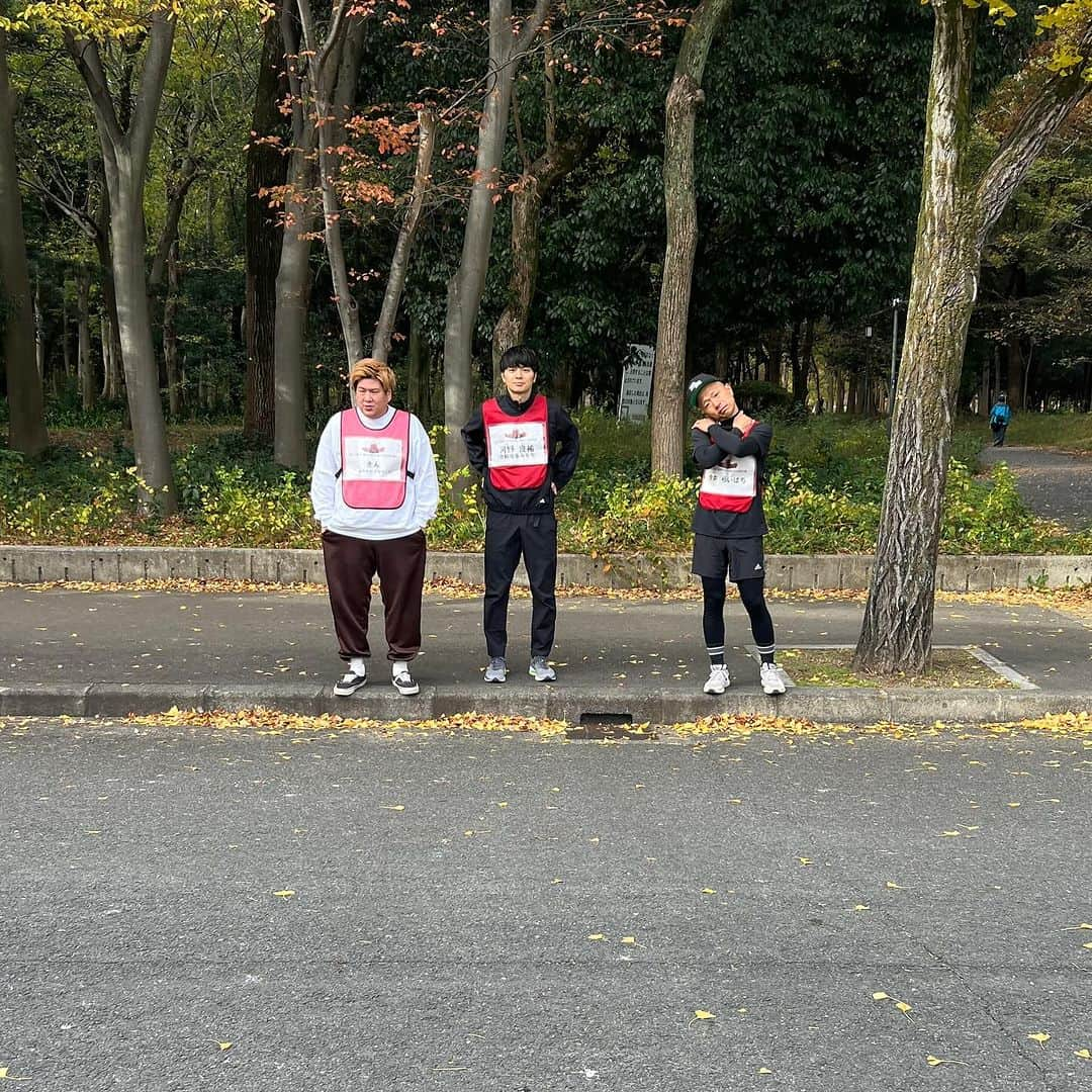 堀川絵美さんのインスタグラム写真 - (堀川絵美Instagram)「【朝の運動】 先日、大阪城公園にて河野パイセン、 同期のらいぱち＆ちゃんきんとアサカツイベントでした🏃‍♀️  （青髭すけべ顔の河野さんのTシャツは、 もはやわたしの制服でございます）  途中で買ったイカ焼きを落として泣きたい瞬間はありましたが めちゃめちゃ楽しかったです！  次回12/10に浅越さん👓との アサカツもありますのでそちらもぜひ！ 今の所参加者は3名様となってます！😂 和気あいあいと朝のお散歩しましょね🚶  #アサカツ #マラソンブ #走りません #歩きます #イカ焼きリベンジする」12月6日 23時14分 - horipis