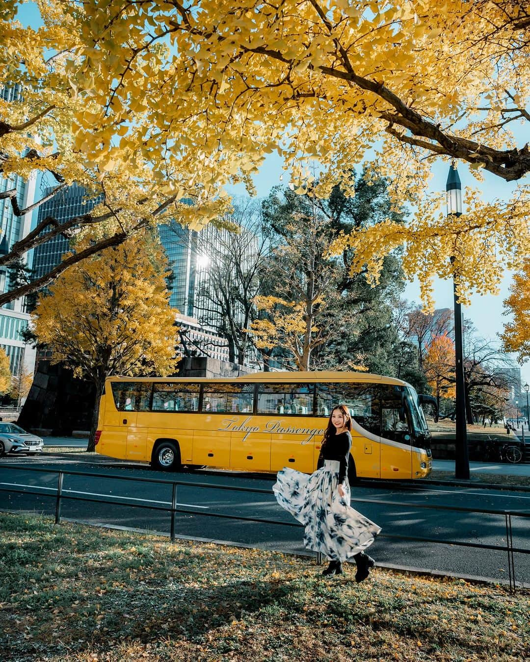 shabonのインスタグラム：「* . . . . . 銀杏の木の向こう側に丁度同じ色の バスが停まってて可愛かったな🫶 . model : @momoyu1125 . SONY α7C II / FE 24mm F1.4 GM . . . . . . *  #tokyocameraclub #東京カメラ部 #hellofrom #raw_japan #Japan #genic_mag   #丸の内 #東京駅 #tokyostation #銀杏 #イチョウ #紅葉  #sonyalpha #α7c2 #α7cⅱ #alpha_newgeneration」