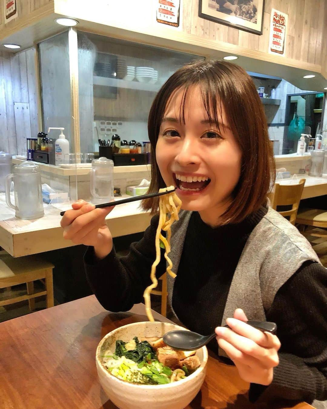 望木聡子さんのインスタグラム写真 - (望木聡子Instagram)「メ〜テレラーメン部🍜 やっっっと行けました！ バスケW杯で日本躍進に大きく貢献した #ジョシュホーキンソン 選手行きつけのラーメン店。 夕方の #アップ で紹介していたお店です。  #まぜそば は太めの麺に濃厚つけ汁がたっぷり絡み、 ニラとニンニクたっぷりでスタミナ満点💯 #チャーシュー は分厚いのにほろほろととろけました… #ほうれん草 が入っているので 野菜摂ってる！という感じがしてありがたかったです。 (個人的感想)  少し運動神経が良くなったような気がします🏀 写真を撮ったあと思い切り混ぜてあっという間に完食、 ご馳走様でした🍥  あす(木)午後6:15頃からの #ドデスカプラス で 年内最後の釣りロケ放送です！  #名古屋市天白区 #麺屋もんたな #バスケ #バスケットボール #ホーキンソン 選手 #「この男が日本にいて良かったあ！」 #ラーメン #ラーメン部 #メーテレラーメン部 #写真2枚目 #写真撮る時だけ肘を不自然に張って写り込ませる先輩 #面白いからやめてもろて🤣 #メーテレ #アナウンサー #メーロメロアンバサダー #名古屋市消防局広報アンバサダー #望木聡子」12月6日 23時25分 - satoko_mochiki