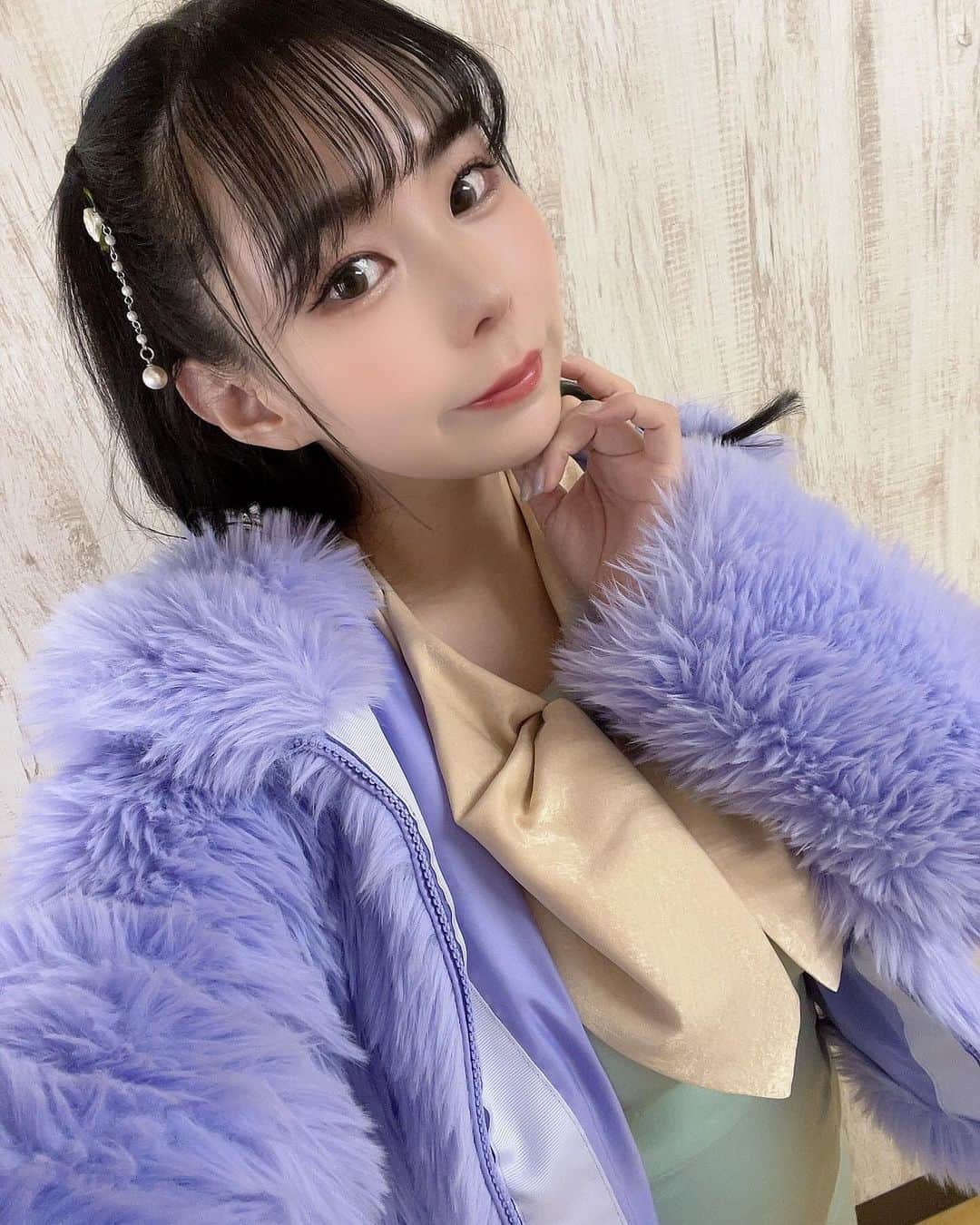 吉根ゆりあのインスタグラム：「舞台挨拶ありがとうございました！ 今日の私服も最強でした✌️ アウターこんなにかわいかったんだよ☺️  映画の撮影は去年の9月。髪伸びたね！  ステージの真ん中に行くの気まずくて やや下手寄りに立っちゃったよね5人だったのに…」