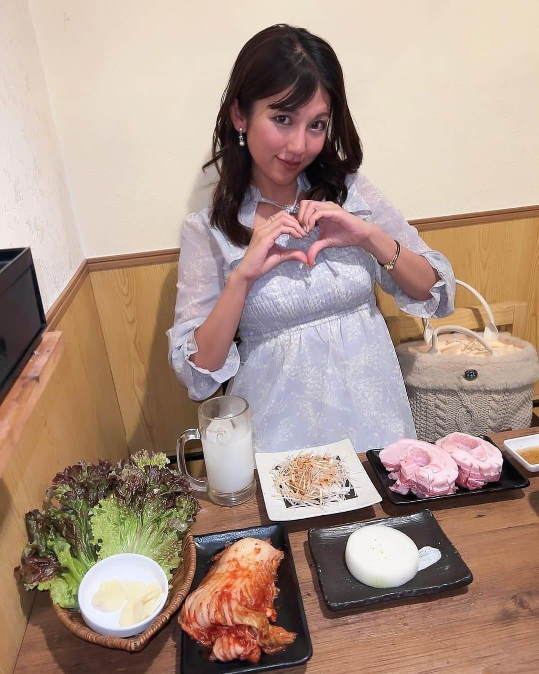 神谷麻美さんのインスタグラム写真 - (神谷麻美Instagram)「#韓国料理豚ブザ で  #サムギョプサル 食べ放題『豚ブザスペシャルコース』 食べたよ💖🐖🌈💖✨️  全部美味しかったぁ🥰💖✨️ サムギョプサルおかわりしたぁ🐖🥰💖🥗✨️  チーズ海鮮チヂミがふっくらもちもちしてて、チーズいっぱいですごく美味しかった🧀💖✨️  店内イルミネーションでキラキラ💖🌟 可愛かったぁ🥰💖✨️  🌟コース🌟 ・前菜3種盛り合わせ ・豚ブザフライトチキン ・チョレギサラダ ・チーズ海鮮チヂミ ・鉄板イイダコ炒め ・名物サムギョプサル(食べ放題） ・石焼ビビンバ ・アイス  あと、前菜のキュウリが美味しくて、好きだった🥰🥒💕✨️  PR @tonbuza168 #韓国料理豚ブザ新宿店#新宿グルメ #新宿韓国料理 #新宿ディナー #新宿居酒屋」12月6日 23時19分 - asamice428