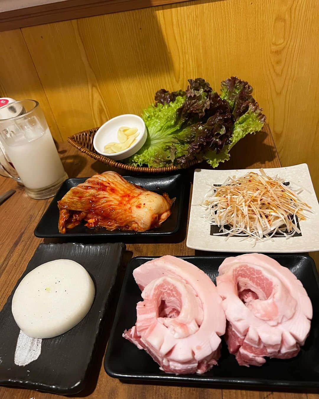 神谷麻美さんのインスタグラム写真 - (神谷麻美Instagram)「#韓国料理豚ブザ で  #サムギョプサル 食べ放題『豚ブザスペシャルコース』 食べたよ💖🐖🌈💖✨️  全部美味しかったぁ🥰💖✨️ サムギョプサルおかわりしたぁ🐖🥰💖🥗✨️  チーズ海鮮チヂミがふっくらもちもちしてて、チーズいっぱいですごく美味しかった🧀💖✨️  店内イルミネーションでキラキラ💖🌟 可愛かったぁ🥰💖✨️  🌟コース🌟 ・前菜3種盛り合わせ ・豚ブザフライトチキン ・チョレギサラダ ・チーズ海鮮チヂミ ・鉄板イイダコ炒め ・名物サムギョプサル(食べ放題） ・石焼ビビンバ ・アイス  あと、前菜のキュウリが美味しくて、好きだった🥰🥒💕✨️  PR @tonbuza168 #韓国料理豚ブザ新宿店#新宿グルメ #新宿韓国料理 #新宿ディナー #新宿居酒屋」12月6日 23時19分 - asamice428