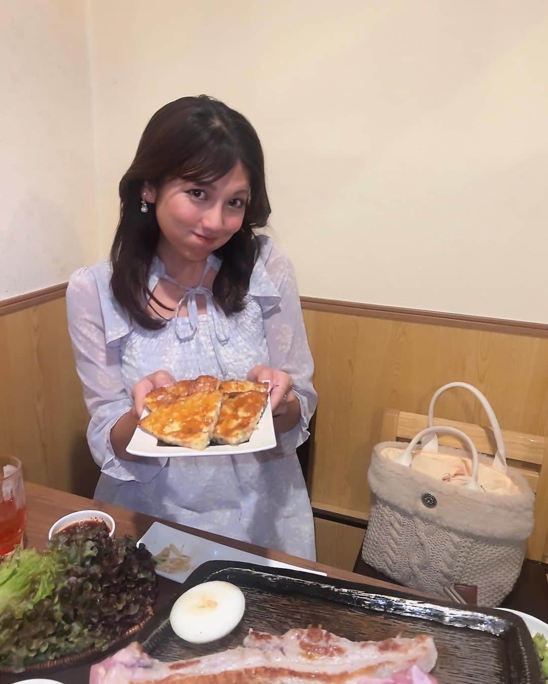 神谷麻美さんのインスタグラム写真 - (神谷麻美Instagram)「#韓国料理豚ブザ で  #サムギョプサル 食べ放題『豚ブザスペシャルコース』 食べたよ💖🐖🌈💖✨️  全部美味しかったぁ🥰💖✨️ サムギョプサルおかわりしたぁ🐖🥰💖🥗✨️  チーズ海鮮チヂミがふっくらもちもちしてて、チーズいっぱいですごく美味しかった🧀💖✨️  店内イルミネーションでキラキラ💖🌟 可愛かったぁ🥰💖✨️  🌟コース🌟 ・前菜3種盛り合わせ ・豚ブザフライトチキン ・チョレギサラダ ・チーズ海鮮チヂミ ・鉄板イイダコ炒め ・名物サムギョプサル(食べ放題） ・石焼ビビンバ ・アイス  あと、前菜のキュウリが美味しくて、好きだった🥰🥒💕✨️  PR @tonbuza168 #韓国料理豚ブザ新宿店#新宿グルメ #新宿韓国料理 #新宿ディナー #新宿居酒屋」12月6日 23時19分 - asamice428