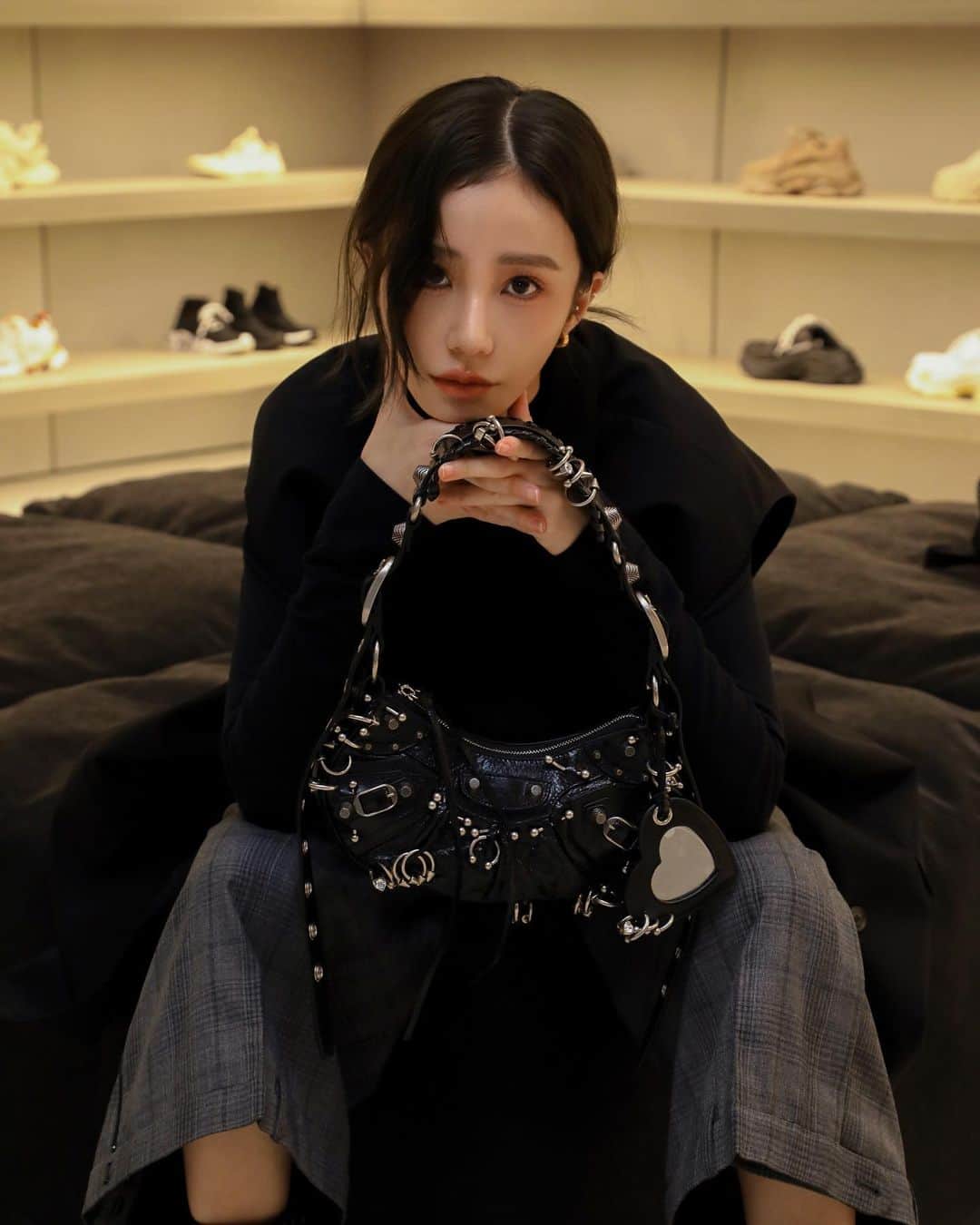 チャン・チュンニンのインスタグラム：「BALENCIAGA台北101專賣店正式開幕 空間寬敞逛起來舒服之外，東西也覺得特別多 仿舊、腐蝕的痕跡，和刻意打造粗糙邊緣等設計 真的非常鮮明，一看就知道是BALENCIAGA  我人生第一個精品包就是機車包 想不到吧～ 特別喜歡他們不分性別的元素風格，誰都可以駕馭 偶爾會有些小可愛元素在裡頭，都會讓人心癢癢  可以跟我一樣加入品牌官方Line就能獲取更多最新資訊 然後一起心癢癢  #balenciaga」