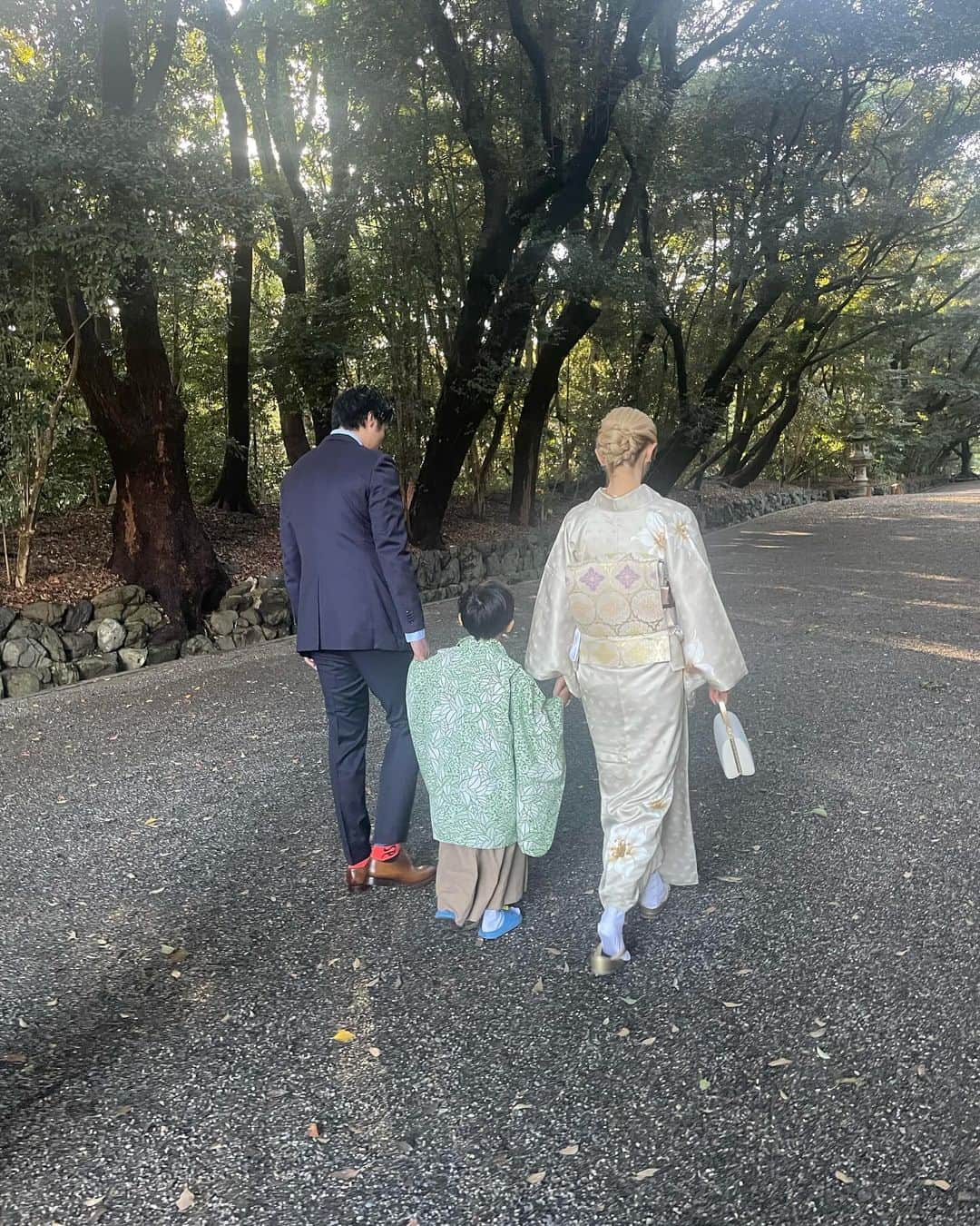 優木望未のインスタグラム：「すくすくと大きくなっていくきみが愛おしいよ。 最後まで青のサンダルでよく歩いたよ。 とっても優しくて、独占欲が誰よりもつよくて 父と母からそのものを受け継いできたね🪞  健康で楽しく、それだけで充分🤍 嫌と言われても、だいすきだよ🤍  #七五三」