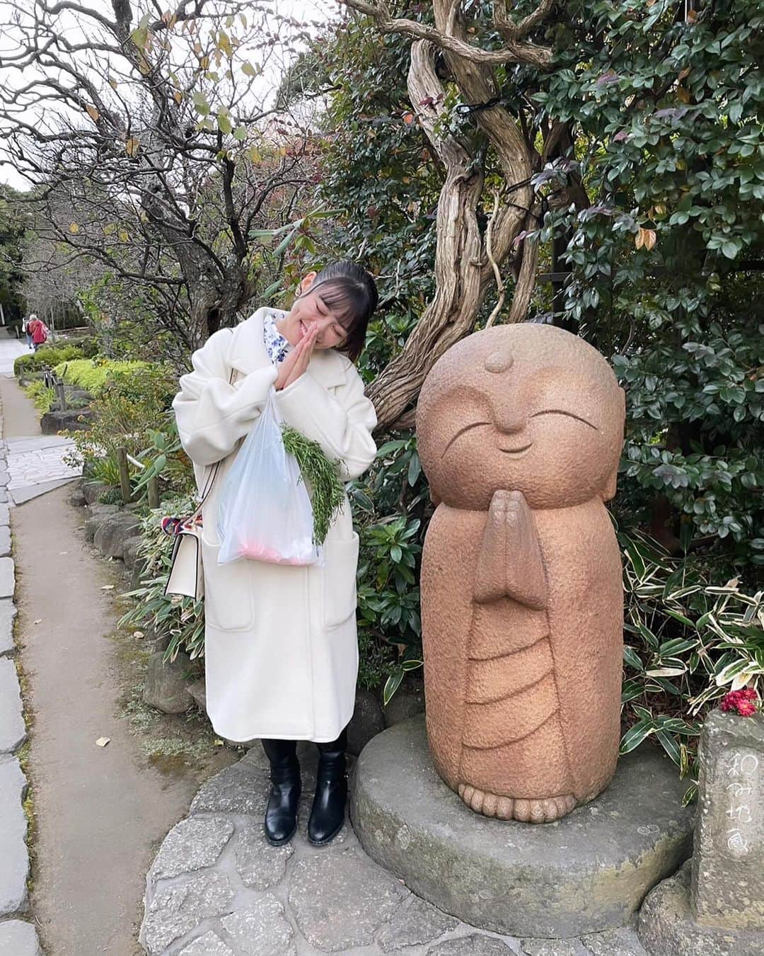 高城れにさんのインスタグラム写真 - (高城れにInstagram)「お参りもしっかりと☺️☝🏻 御朱印の更新もまたしたぞよ☺️💜 ちゃくちゃくとたまっておるぞよ😁！！  しかしね遠足の小学生達とたくさんお話しして仲良くなったです☺️子ども達みんな素直で可愛かった😁‼︎  #女子旅 #鎌倉 #銭洗弁天 #佐助神社 #長谷寺」12月6日 23時20分 - takagireni_official