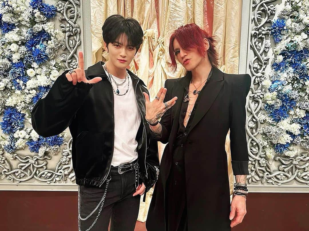 SUGIZOさんのインスタグラム写真 - (SUGIZOInstagram)「😎😎  #SUGIZO #ジェジュン #FNS歌謡祭 #GLAMOROUSSKY」12月6日 23時20分 - sugizo_official