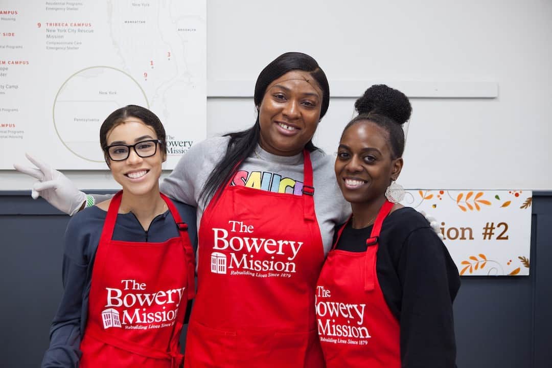 ニュー・ミュージアム・オブ・コンテンポラリー・アートのインスタグラム：「We're proud to launch our annual coat drive benefitting our neighbors @BoweryMission! Bring in new and/or gently used coats from December 9 through January 31, 2024 to receive two free tickets to the Museum (tickets valild through March 3, 2024).   The Bowery Mission has served New Yorkers experiencing homelessness and hunger since the 1870s. Last year, it provided more than 320,000 hot meals, 66,000 nights of shelter, 32,000 articles of clothing, and 45,000 emergency showers.  #coatdrive #FriendsOfTheMission #NewYorkNeighbors #thebowery」