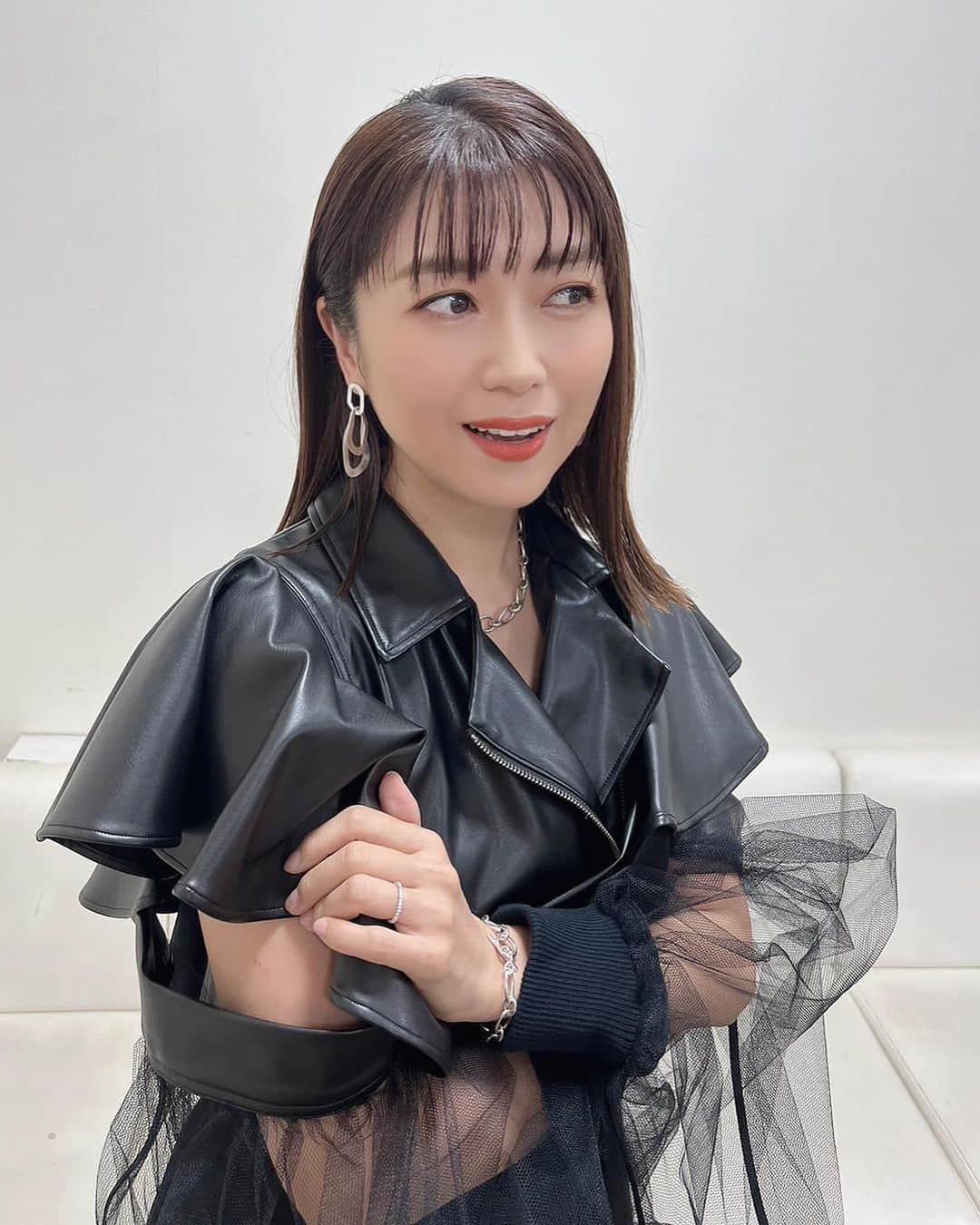 新妻聖子のインスタグラム：「2023.12.06 フジテレビ「FNS歌謡祭」  LA DIVAとして 「アイドル」 「春よ、来い」 を歌わせていただきました！  先日の「ミュージックフェア」から衣装をマイナーチェンジ！  YOASOBIさんの「アイドル」に合わせて、スタイリストさんがとっても素敵なレザーコーデを用意してくださいました。  アクセサリー　@ops_accessory  ジャケット　@shiroma_official   袖がシースルーでかなり凝ったデザイン！めちゃくちゃ可愛いジャケットだった…！！  青ドレスも「FNS歌謡祭」にふさわしいエレガントなデザインで、「ああ…年末だわ…」という厳かな気持ちになりました👸  Thank you for watching!! #fns歌謡祭  #新妻聖子」