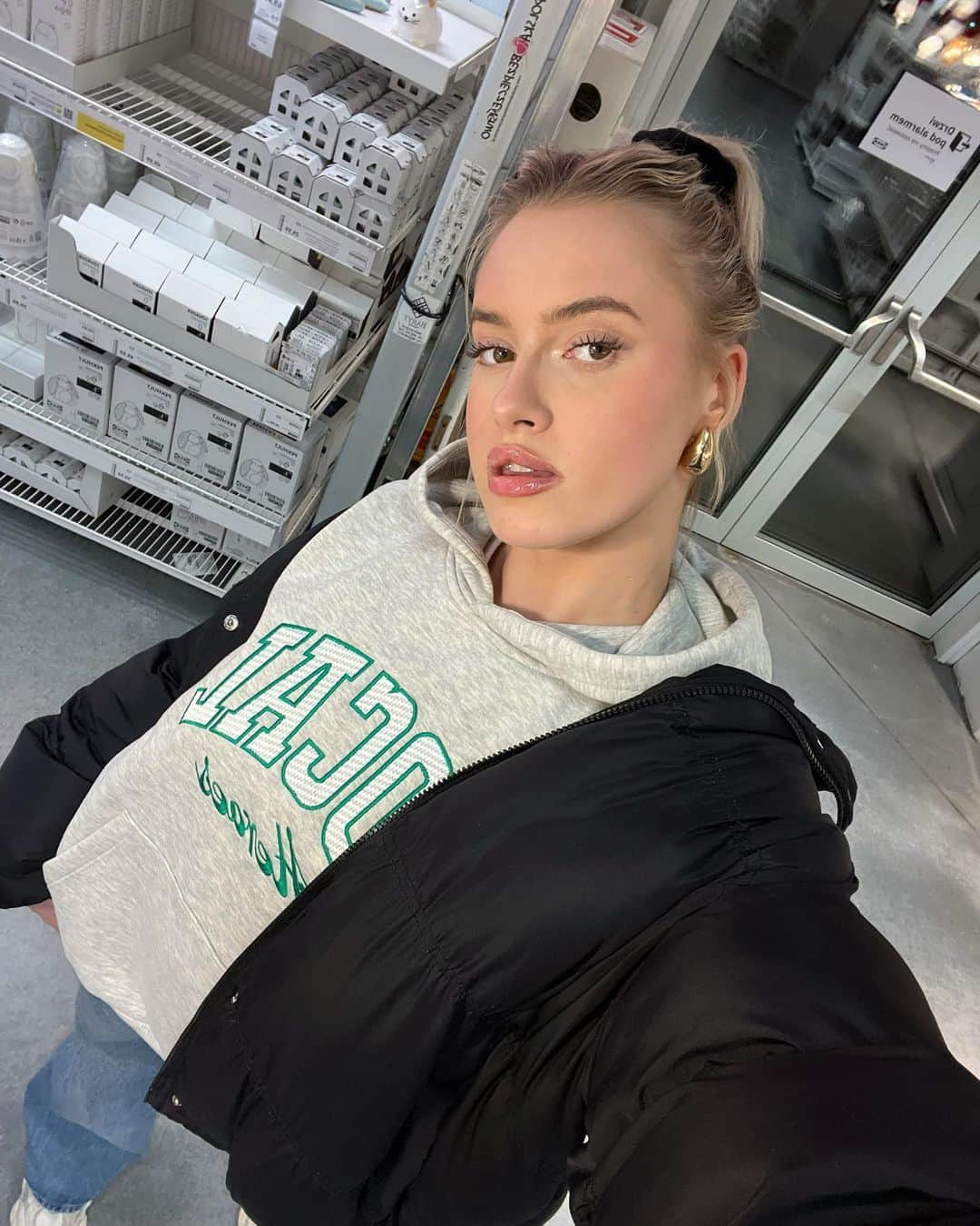 LOCAL HEROESさんのインスタグラム写真 - (LOCAL HEROESInstagram)「cozy day in Ikea ☁️🛋 / Uni Grey Melange Hoodie」12月7日 22時00分 - localheroes