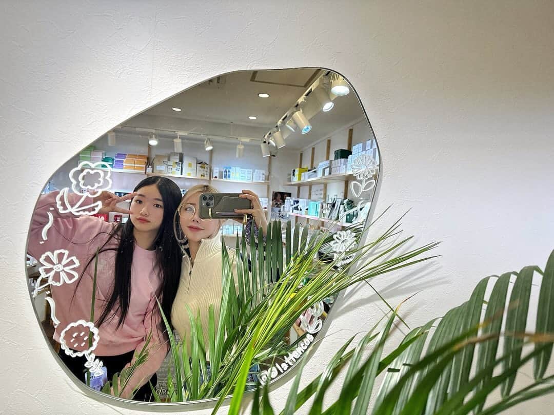 住谷杏奈のインスタグラム：「･ 娘のスケート夜練前に束の間の新大久保ブラブラ🫶 もうすぐ大会ー⛸️ がんばれー💪 ･ 受験勉強に、スケート練習にお忙しい模様🫥 だけど新大久保にも行きたい模様🫶 ･ 息抜き大事だね🤫」