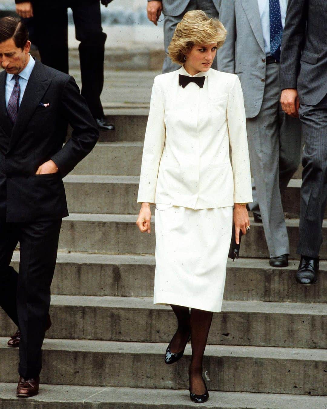 ELLE UKのインスタグラム：「To bid farewell to the show and role that catapulted #EmmaCorrin to fame, #TheCrown star paid homage to the late #PrincessDiana. For the show's finale premiere Corrin referenced Diana's 1985 #JasperConran, white tuxedo skirt suit that she wore in Florence. Corrin, with help of their stylist, Harry Lambert, evolved the famous ensemble with a sheer skirt from @miumiu and added jewellery from @cartier.」
