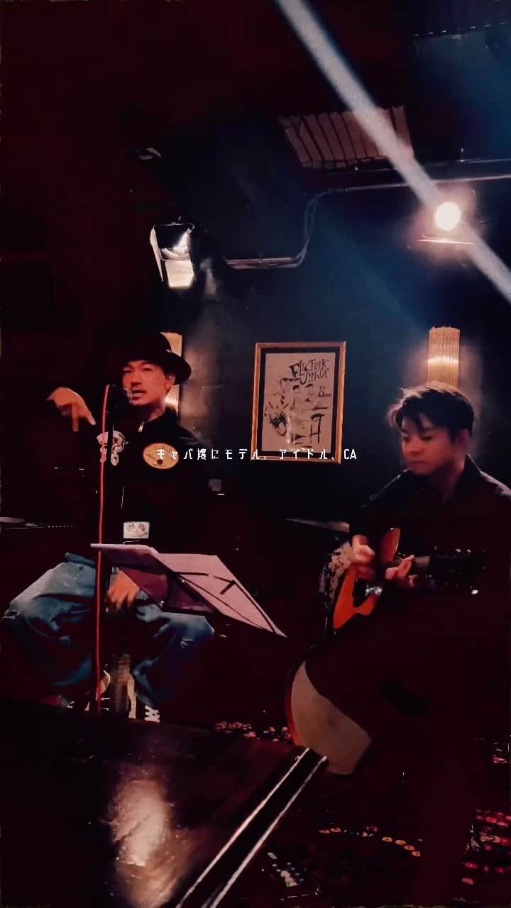 MABU（マブ）のインスタグラム：「そんな怒らないでよBABY🕵🏽‍♂️  『TAKE IT EASY』acoustic version🥂 guitar @ousay526 san  ⛩️ @electrik_jinja   来年アコースティックライブで全国回りたい🚚🎙️🥃  lyric MABU music @dimensionmuzik , MABU」