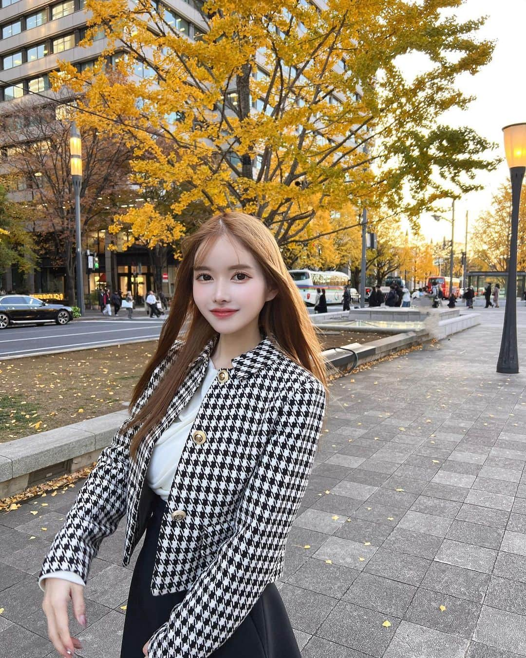 ゆめのインスタグラム：「行幸通りの紅葉🍁  ジャケット　@zara トップス　韓国 スカート　@dior  ブーツ　@chloe   毎度ひどすぎる時差更新になっちゃって 時間経ちすぎてなにから更新したらいいかわからなくなるから、今日はちゃんと今日撮った写真を更新する。笑  このZARAのジャケット可愛い♥ 10月に買ったよ🥰まだあるかな？ ZARAのジャケットは肩ガンダムなりがちだから わたしは肩パッド抜いて着てるよっ👀笑  今日も一日楽しかった🫶🏻 毎日が幸せで溢れますように🤎  #ootd #今日のコーデ #ゆめコーデ #zara」