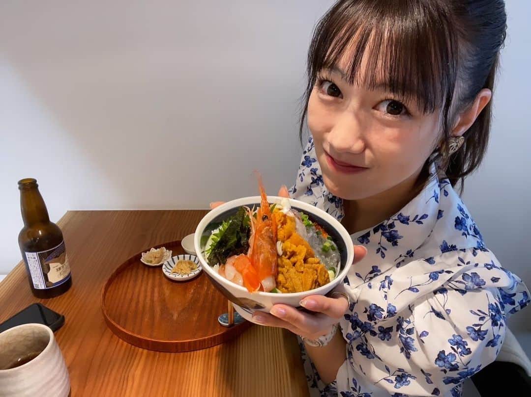 高城れにのインスタグラム：「海鮮どーん🦞💜 幸せの極みやね☺️ビールも飲んじゃって🍺💜  #女子旅 #鎌倉 #五鉄 #海鮮丼」