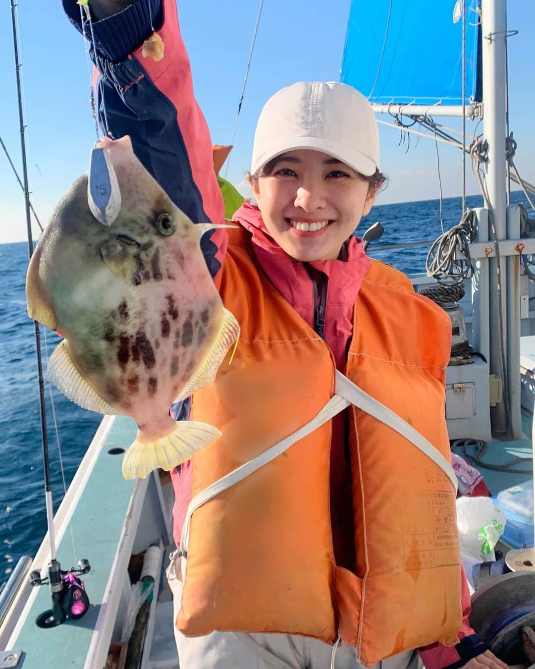 河出奈都美のインスタグラム：「. カワハギちゃん🐠💕 からの カラアゲちゃん😋笑  冬に釣りに行くのは久しぶりで 正直、「ああ…今すぐ湯船に浸かりたい…」と 船上で思っていました😌 寒さとの戦いでございました🥹  カワハギは、あのおちょぼ口でうまい具合に針を避けて エサを食べちゃうので、少し難しかった😂 ただ、小さいながらも意外と引きが強いので かかった時は楽しいです😆  そして、フワフワな身の唐揚げのなんと絶品なこと✨ カワハギ、ありがとう☺️ 来年は今年よりもたくさん行きたいなあ🎣  #釣りバカ日誌 ならぬ #釣りアナ日誌 #乞うご期待  #釣り #2023年  #釣り納め #釣りガール #釣り好き #カワハギ釣り #カワハギ」