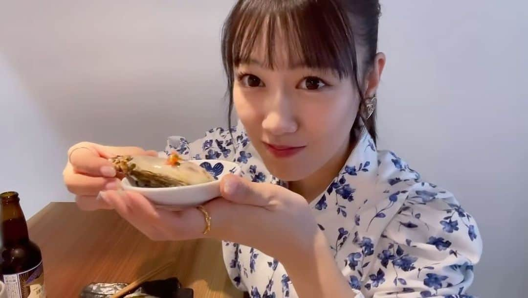 高城れにのインスタグラム：「もぐもぐもぐっ🥹 いっぱい食べるけど許してねっ😋💜 あれ、お皿とお洋服の柄一緒じゃない！？笑 #女子旅 #鎌倉」