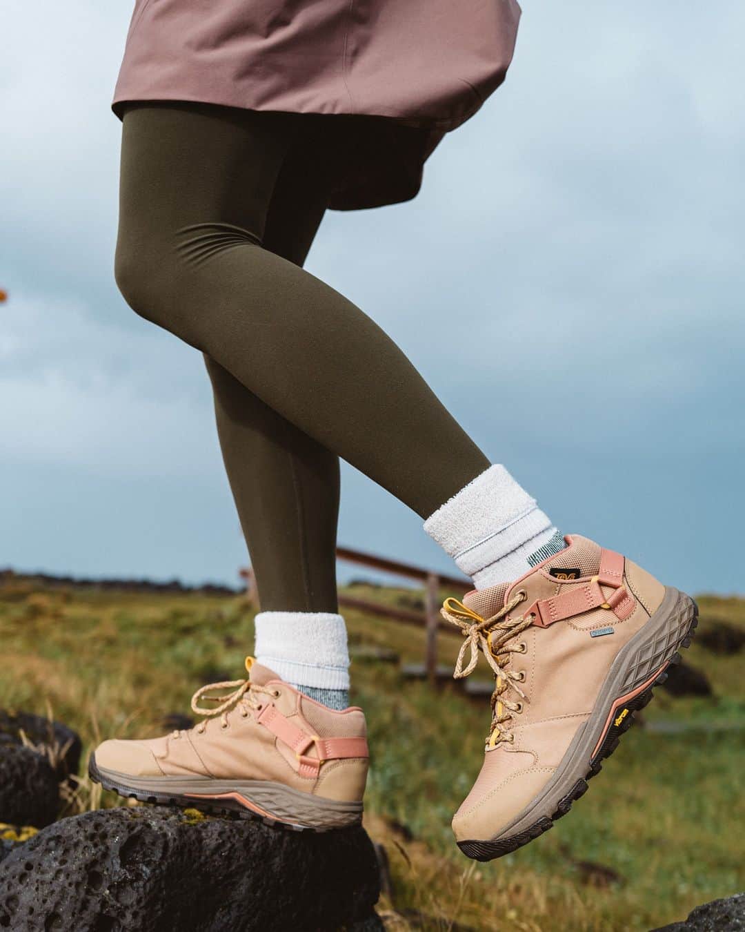 Tevaのインスタグラム：「Elevated performance makes for elevated adventure #hikingmath   📷: @Bentommat」