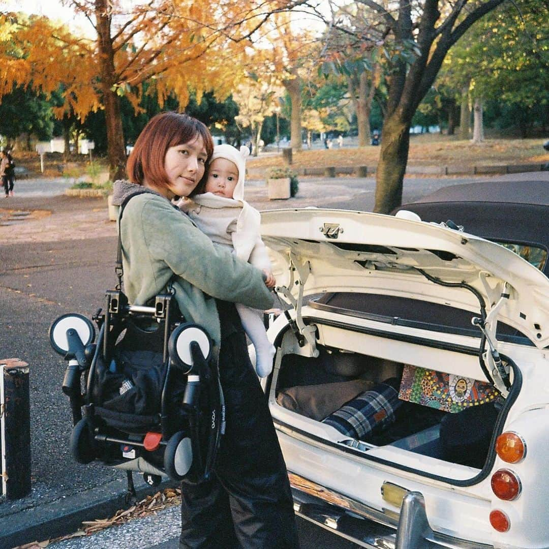 エイミーさんのインスタグラム写真 - (エイミーInstagram)「🍂  #PR @babyzenjapan   YOYOシリーズ車に積みっぱにしてパパッと片手で開閉して紅葉みに公園で途中下車🍁YOYO BAGあると荷物ミニマムでいけるし倒れないしそのままスーパー寄って買い物したのも入れられちゃう素敵ね！」12月6日 23時33分 - amy0aaamyyy