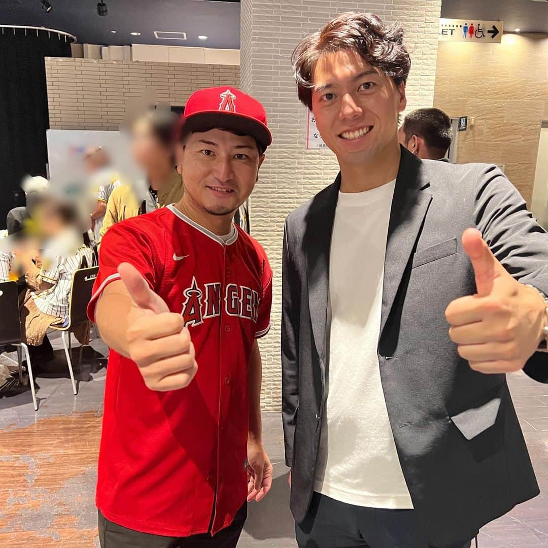 大町怜央さんのインスタグラム写真 - (大町怜央Instagram)「【今更投稿】 日本シリーズ第7戦 阪神タイガースvsオリックスバファローズの取材のため、 大阪に出張いたしました！  私が取材したパブリックビューイング会場では、9割が阪神ファン…🐯 ただ両チーム良いプレーが出れば大きな拍手や声援が送られていて、 素敵な空間でした🙌  それにしても、甲子園さながらの大声援…昔からタイガースファンの声援は聞いていましたが、人生でも1番すごい圧でした🤣 38年ぶりの日本一！おめでとうございます！！  そして、まさかのプライベートのミニ谷さんと遭遇🤣 日本のプロ野球の盛り上がりに興奮されていました🥸  #Going #阪神タイガース #日本一 #38年ぶり #六甲おろし  #来年もプロ野球が盛り上がりますように #僕はなんの球種の握りなんだろう #チェンジアップ ？」12月7日 18時30分 - omachi_reo