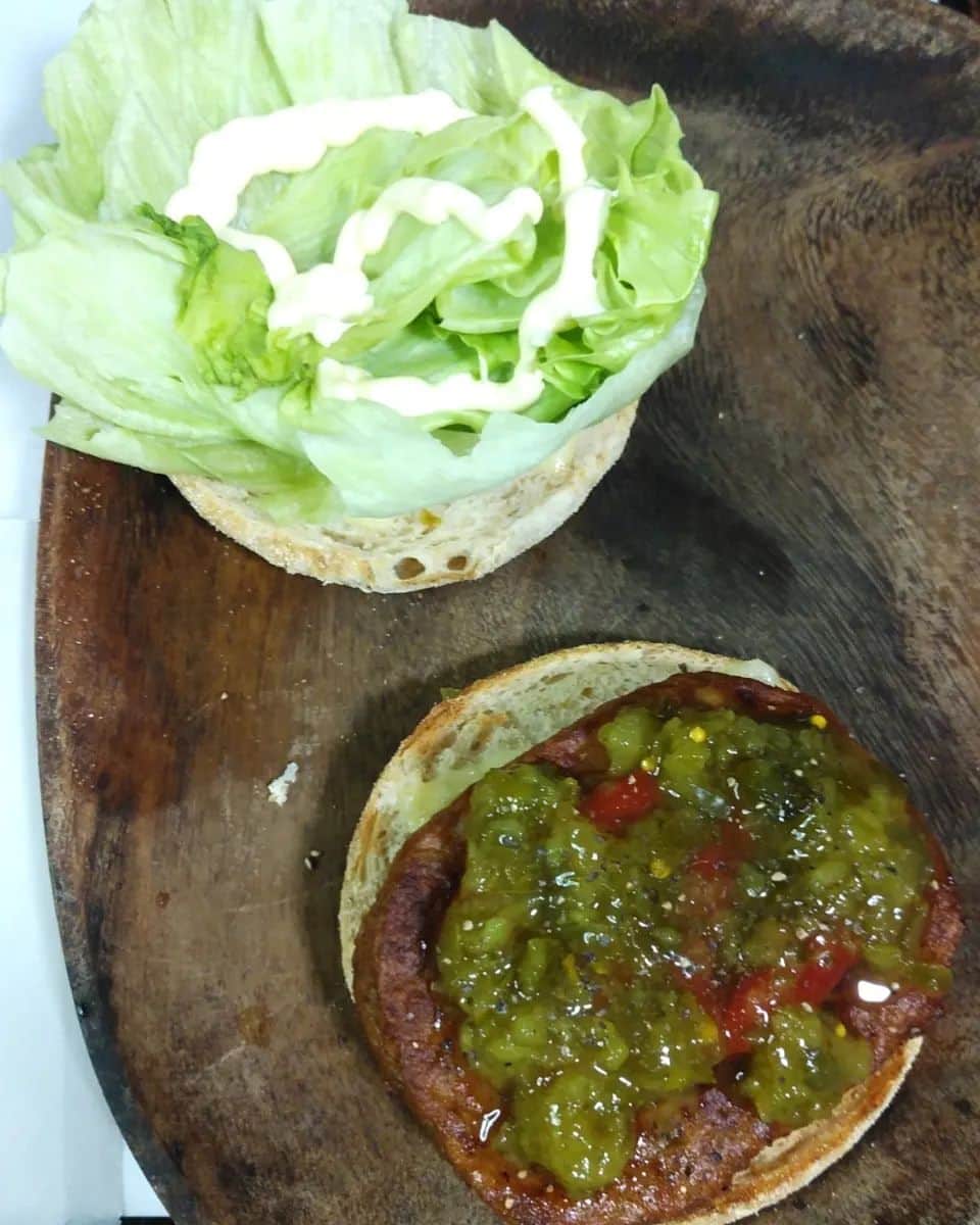 若狭たけしのインスタグラム：「ピクルス多めで食べたかったので刻みピクルスの瓶詰めを買ってきてマルシンハンバーグとで自作ハンバーガー。」