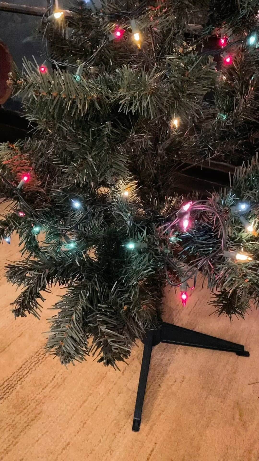 野沢直子のインスタグラム：「我が家のオーナメントは、草間弥生様🤣🤣 #christmastree」