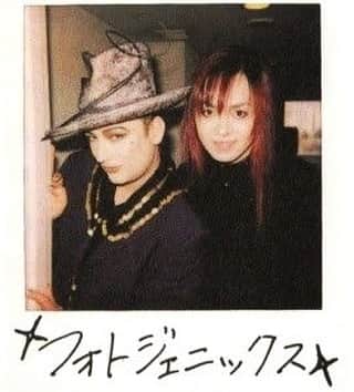 IZAMのインスタグラム：「来年、🌏World Tourしたいな☺️ I want to do a world tour next year.  サポートしてくれる各国のイベンターさんがいらっしゃいましたらご連絡下さい🌸 If you are an eventer from any country who would like to support us, please contact us. Thank you.  The photo is a memory photo with Boy George.  #SHAZNA #shazna  #IZAM #izam #カルチャークラブ #BoyGeorge #ボーイジョージ」