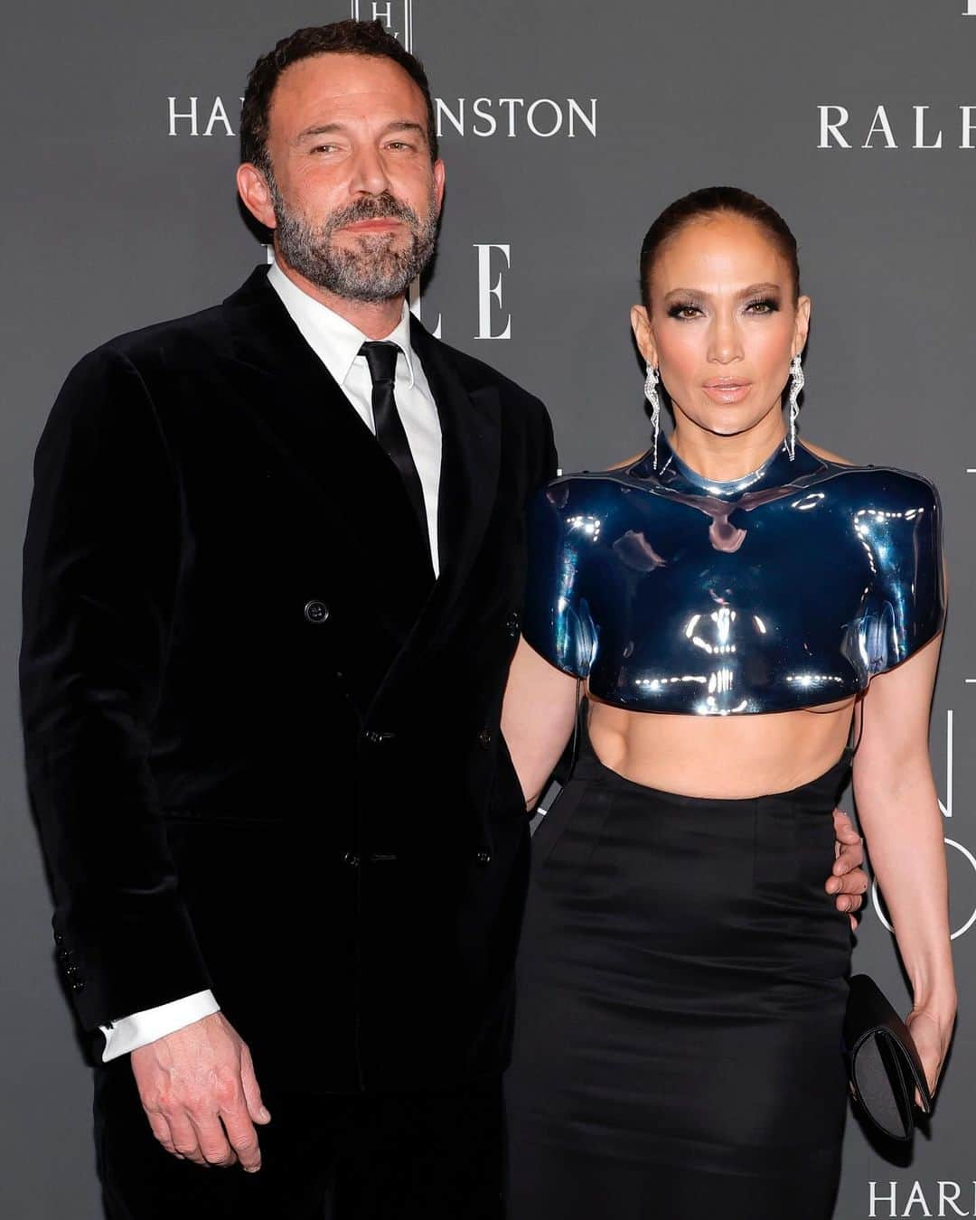 Just Jaredさんのインスタグラム写真 - (Just JaredInstagram)「Jennifer Lopez rocks a metal breastplate by @gracelingofficial to Elle’s 2023 Women In Hollywood Celebration alongside husband Ben Affleck. #JenniferLopez #BenAffleck Photos: Getty」12月6日 15時12分 - justjared