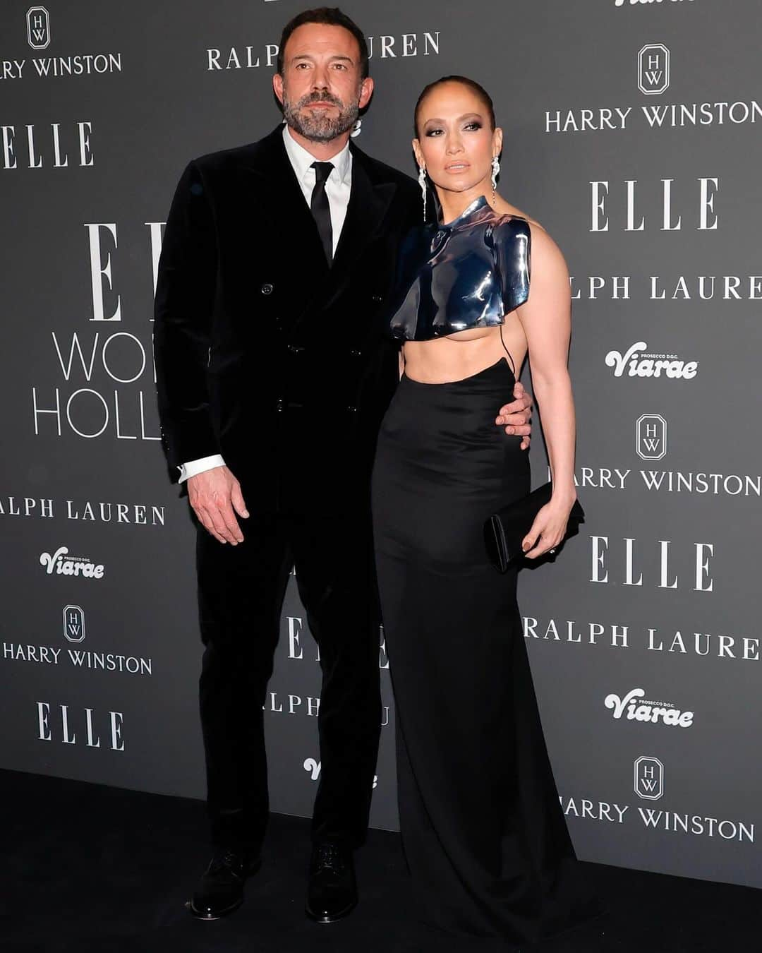 Just Jaredさんのインスタグラム写真 - (Just JaredInstagram)「Jennifer Lopez rocks a metal breastplate by @gracelingofficial to Elle’s 2023 Women In Hollywood Celebration alongside husband Ben Affleck. #JenniferLopez #BenAffleck Photos: Getty」12月6日 15時12分 - justjared