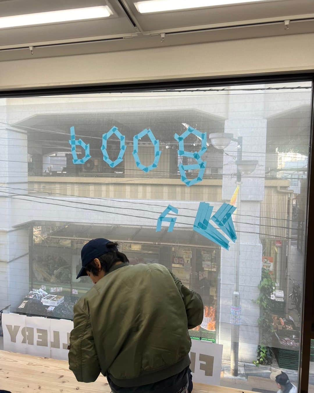 上田歩武さんのインスタグラム写真 - (上田歩武Instagram)「設営中！！ 【good waikin POPUP STORE 】at FLYING GALLERY @flying.gallery  ▪︎Artist/Brand … 上田歩武@uedaayumu from グッドウォーキン ▪︎ Place … 「FLYING GALLERY」 目黒区鷹番3-3-13 2F東横線学芸大学駅徒歩1分 ▪︎ Date … 2023年12月10日(sun)〜12月24日(sun) ▪︎ Open … 13:00 ~ 19:00 -closed on Wednesday(12/13,20)-  巷で話題の刺繍アーティスト、「グッドウォーキン上田」さんのPOP UP STOREがFLYING GALLERYにやってきます。12/16(sat)17(sun)にはワークショップも開催予定。奇しくも12月クリスマスシーズン。ギフトにもぴったりの、独自視点で綴られる手刺繍ワンノブアカインドなキャップもお楽しみに！ #グッドウォーキン上田 #学芸大学」12月6日 15時19分 - uedaayumu