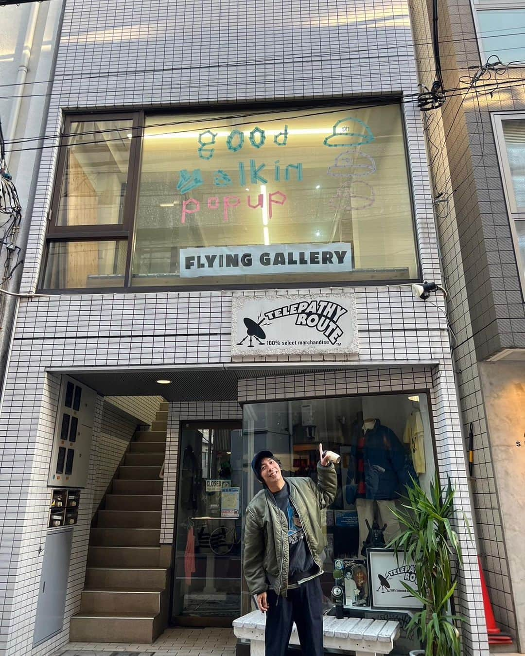 上田歩武のインスタグラム：「設営中！！ 【good waikin POPUP STORE 】at FLYING GALLERY @flying.gallery  ▪︎Artist/Brand … 上田歩武@uedaayumu from グッドウォーキン ▪︎ Place … 「FLYING GALLERY」 目黒区鷹番3-3-13 2F東横線学芸大学駅徒歩1分 ▪︎ Date … 2023年12月10日(sun)〜12月24日(sun) ▪︎ Open … 13:00 ~ 19:00 -closed on Wednesday(12/13,20)-  巷で話題の刺繍アーティスト、「グッドウォーキン上田」さんのPOP UP STOREがFLYING GALLERYにやってきます。12/16(sat)17(sun)にはワークショップも開催予定。奇しくも12月クリスマスシーズン。ギフトにもぴったりの、独自視点で綴られる手刺繍ワンノブアカインドなキャップもお楽しみに！ #グッドウォーキン上田 #学芸大学」