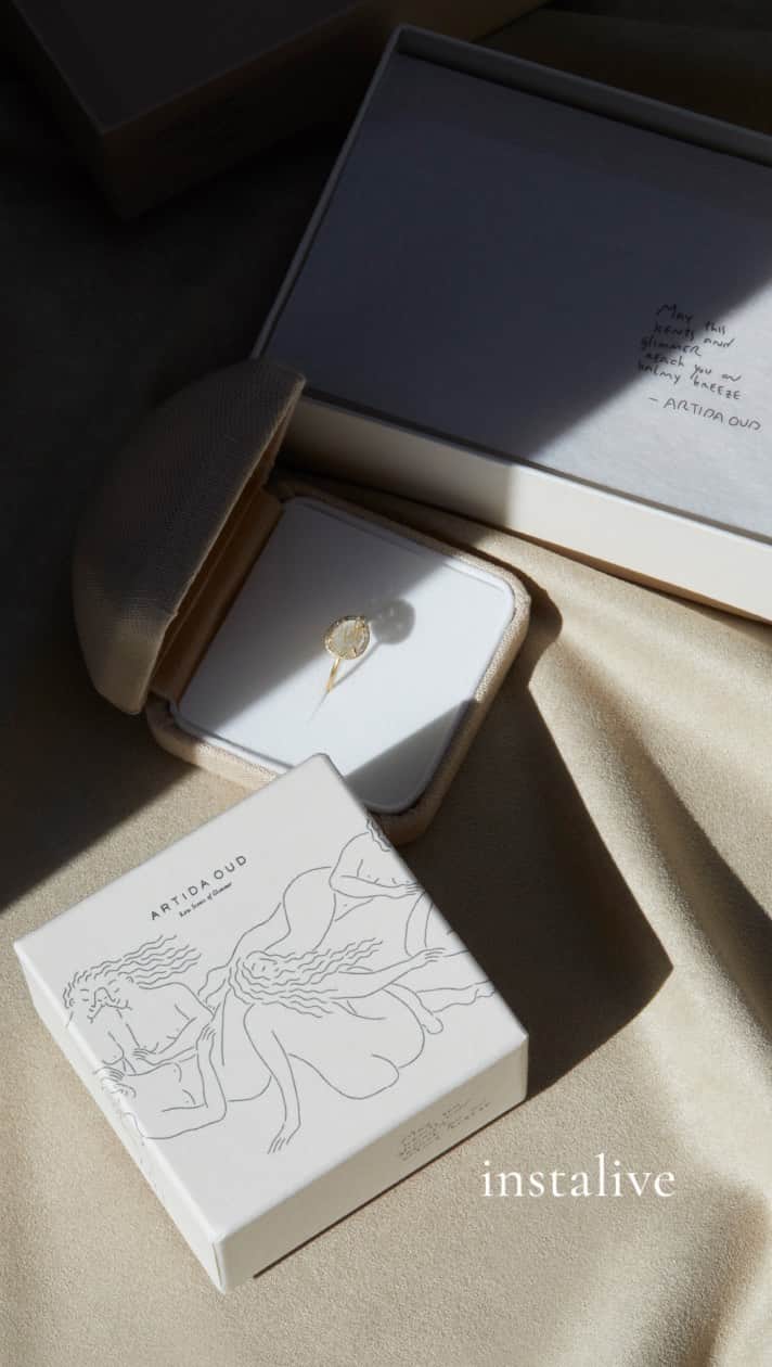 ARTIDA OUD／アルティーダ ウードのインスタグラム：「心高鳴るクリスマスシーズン。 1年間頑張った自分へ贈る「ご褒美ジュエリー」 大切な人へ贈りたい「とっておきのジュエリー」 インスタライブにて、おすすめのギフトジュエリーをご紹介いたします。 @artidaoud」