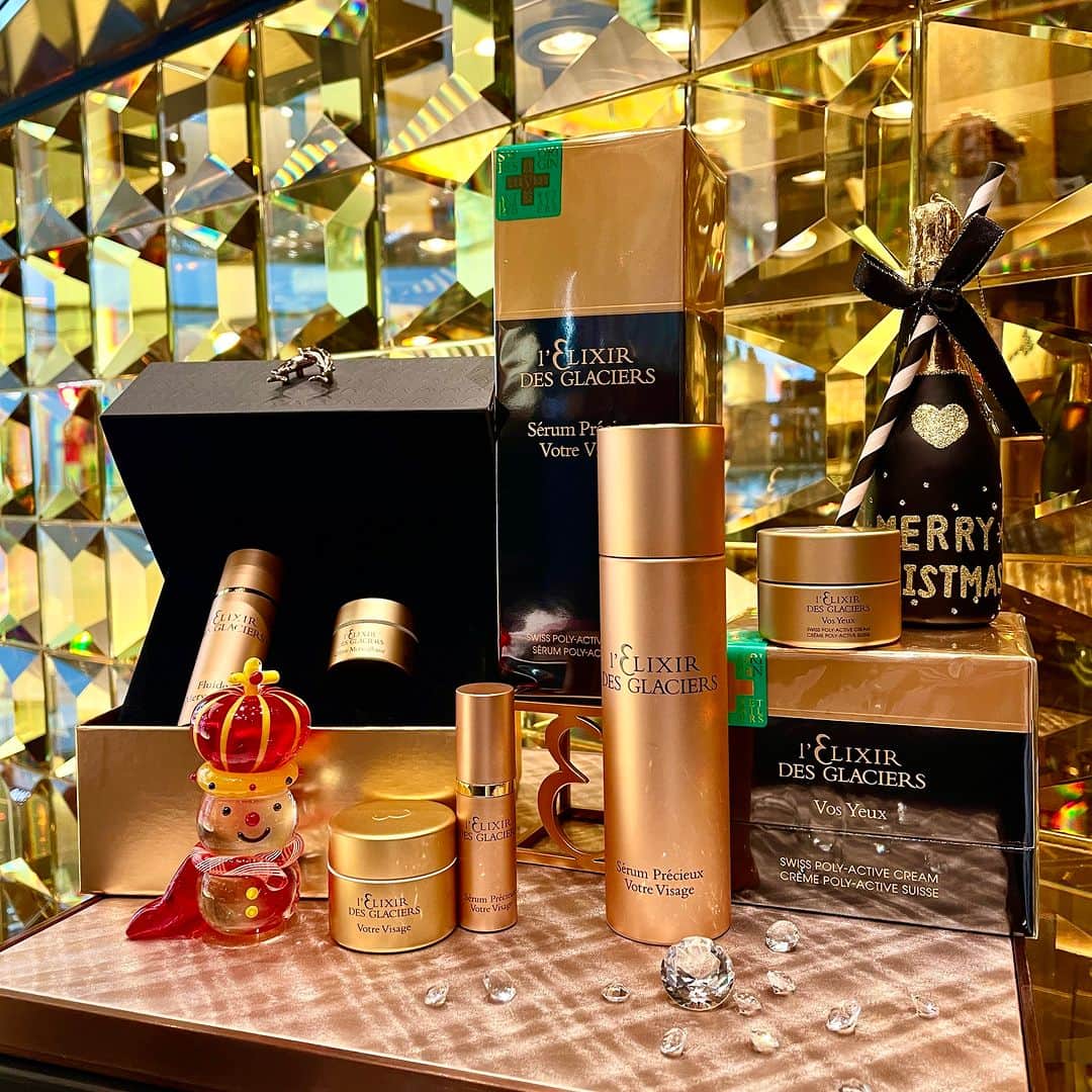 DFS & T Galleriaのインスタグラム：「La Maison VALMONT presents DFS exclusive l'Elixir des Glaciers Serum Christmas set for an extraordinary instant lifting effect. ​  Enjoy a complimentary Iconic Hand Treatment upon purchase of MOP 4,500 on any VALMONT Christmas sets at T Galleria Beauty by DFS, Macau, Galaxy Macau!  #DFSOfficial #ValmontCosmetics #DFSxValmontCosmetics #DFSSkincare」