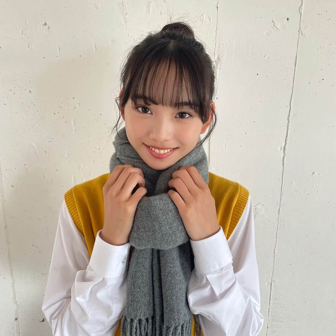 Seventeenさんのインスタグラム写真 - (SeventeenInstagram)「大好評のマフラーれいちゃん👸🏻💛  制服にも私服にも合う #ポット巻き 🧣 マフラーの巻き方は動画をチェックしてね😋  #セブンティーン #Seventeen #STモデル #セブンティーン  #Seventeen #STモデル #韓国っぽ制服 #松本麗世   #マフラー #マフラーの巻き方  #韓国っぽ制服 #ポット巻き #マフラー女子 #制服 #jk #jkの日常  #ボリュームマフラー #冬制服 #お団子ヘア  #マフラーアレンジ #おすすめ」12月6日 15時30分 - seventeenjp_mag