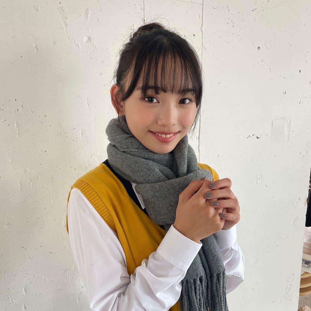 Seventeenさんのインスタグラム写真 - (SeventeenInstagram)「大好評のマフラーれいちゃん👸🏻💛  制服にも私服にも合う #ポット巻き 🧣 マフラーの巻き方は動画をチェックしてね😋  #セブンティーン #Seventeen #STモデル #セブンティーン  #Seventeen #STモデル #韓国っぽ制服 #松本麗世   #マフラー #マフラーの巻き方  #韓国っぽ制服 #ポット巻き #マフラー女子 #制服 #jk #jkの日常  #ボリュームマフラー #冬制服 #お団子ヘア  #マフラーアレンジ #おすすめ」12月6日 15時30分 - seventeenjp_mag