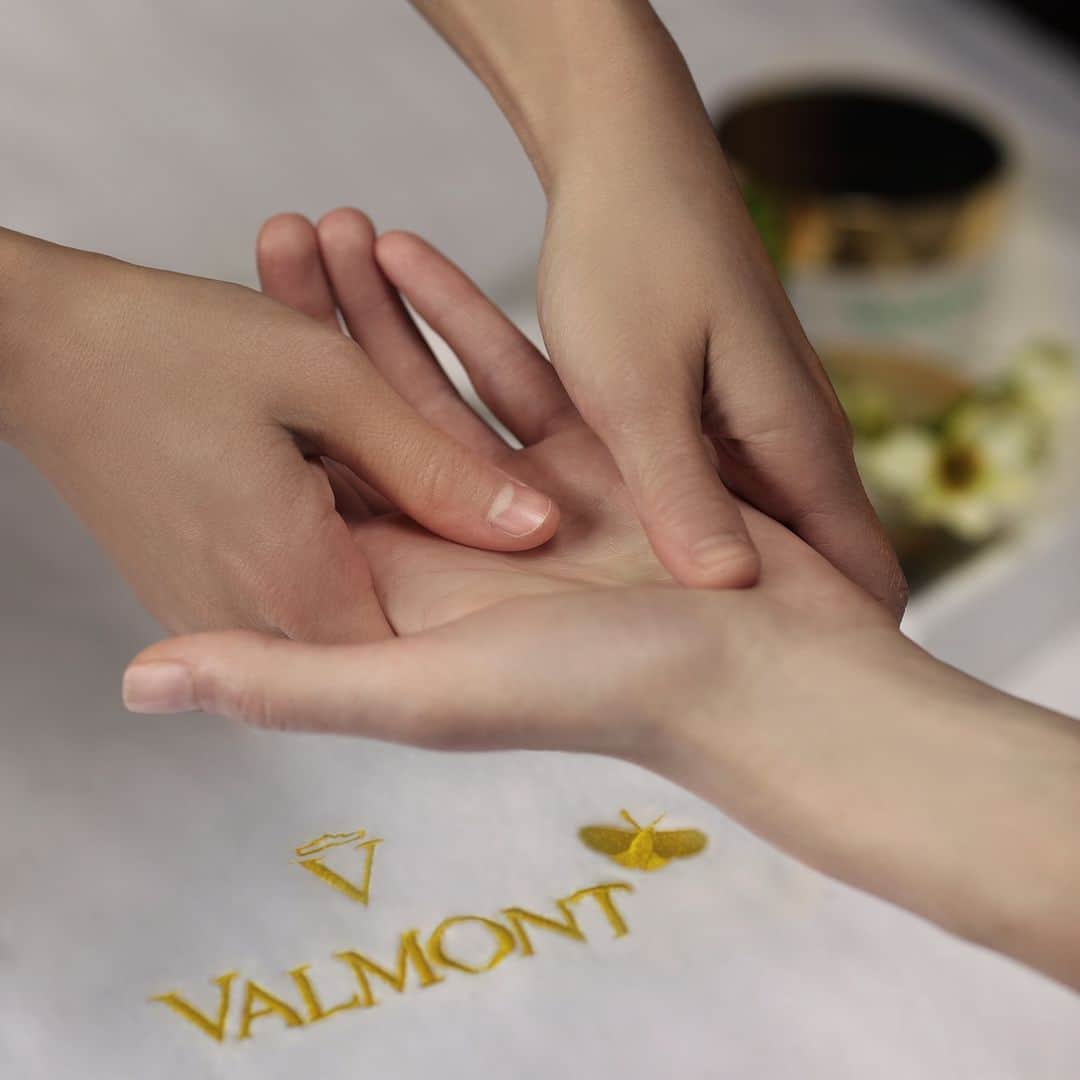 DFS & T Galleriaさんのインスタグラム写真 - (DFS & T GalleriaInstagram)「La Maison VALMONT presents DFS exclusive l'Elixir des Glaciers Serum Christmas set for an extraordinary instant lifting effect. ​  Enjoy a complimentary Iconic Hand Treatment upon purchase of MOP 4,500 on any VALMONT Christmas sets at T Galleria Beauty by DFS, Macau, Galaxy Macau!  #DFSOfficial #ValmontCosmetics #DFSxValmontCosmetics #DFSSkincare」12月6日 15時30分 - dfsofficial