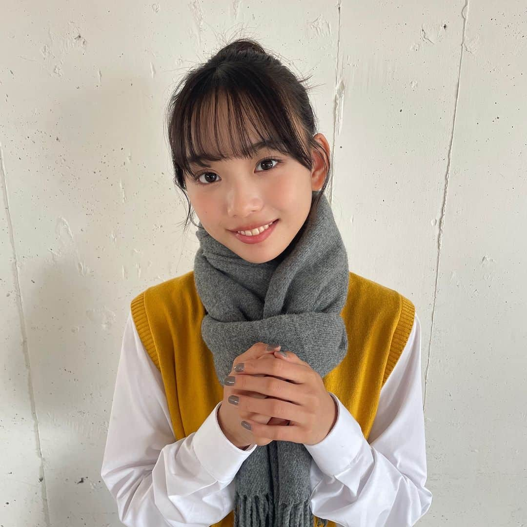 Seventeenのインスタグラム：「大好評のマフラーれいちゃん👸🏻💛  制服にも私服にも合う #ポット巻き 🧣 マフラーの巻き方は動画をチェックしてね😋  #セブンティーン #Seventeen #STモデル #セブンティーン  #Seventeen #STモデル #韓国っぽ制服 #松本麗世   #マフラー #マフラーの巻き方  #韓国っぽ制服 #ポット巻き #マフラー女子 #制服 #jk #jkの日常  #ボリュームマフラー #冬制服 #お団子ヘア  #マフラーアレンジ #おすすめ」