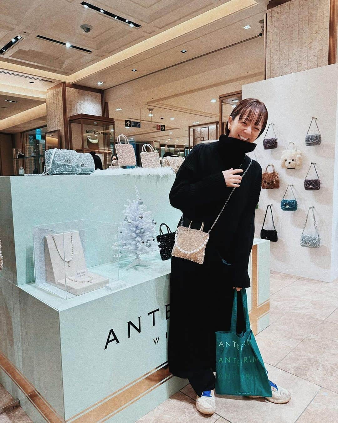 EMIさんのインスタグラム写真 - (EMIInstagram)「⭐︎ @anteprima_japan のポップアップが 今日から三越銀座の本館1階でやってるとの事で行って来ました〜♡ いつ見てもため息出る程の可愛さ❤️ カラバリも、細かいとこまで心くすぐる感じも やっぱり好きだわ〜☺️ パールのついたbagなんてクリスマスプレゼントに良さそう✨ 大人気のキティーちゃんもあったよー！ ⁑ ポップアップは12/6〜12/12まで 三越銀座　本館1階でやってます♡ #pr #anteprima  #アンテプリマ」12月6日 15時43分 - emi_idea