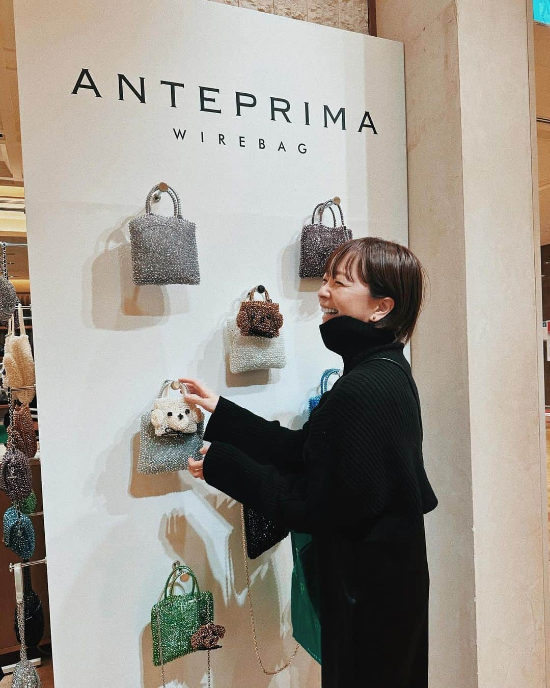 EMIのインスタグラム：「⭐︎ @anteprima_japan のポップアップが 今日から三越銀座の本館1階でやってるとの事で行って来ました〜♡ いつ見てもため息出る程の可愛さ❤️ カラバリも、細かいとこまで心くすぐる感じも やっぱり好きだわ〜☺️ パールのついたbagなんてクリスマスプレゼントに良さそう✨ 大人気のキティーちゃんもあったよー！ ⁑ ポップアップは12/6〜12/12まで 三越銀座　本館1階でやってます♡ #pr #anteprima  #アンテプリマ」