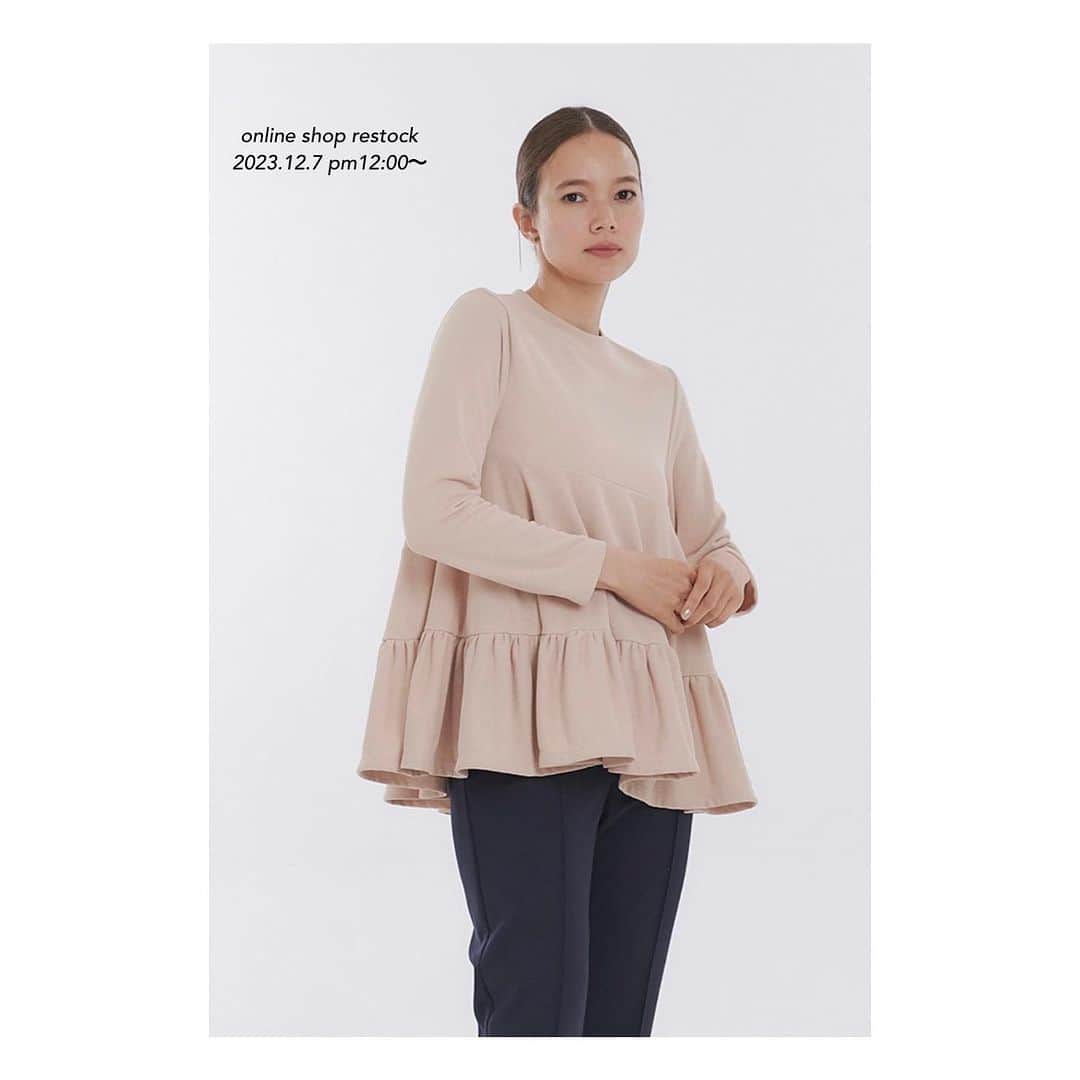 yoriのインスタグラム：「*online shop restock*  12/7 pm12:00〜 人気商品が再入荷致します！  #キャンディボタンブラウス #裏毛ティアードフリルカットソー  #yori_japan」