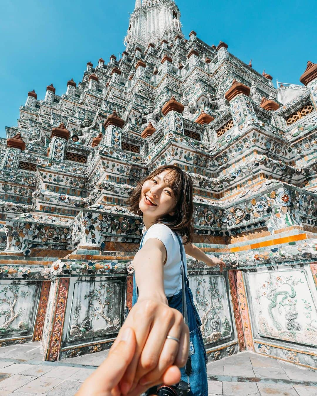 こんちゃんさんのインスタグラム写真 - (こんちゃんInstagram)「🇹🇭バンコク/ワット・アルン🇹🇭 10バーツ硬貨にも描かれるほどの存在感を放つ寺院で、装飾の模様や色使いがおしゃれでとてもかわいかった…！！ ただ平日なのにたくさんの観光客と連日の30℃越えの気温で、写真撮ったら木陰から眺めておりました🙄 朝一の人が少なくて涼しい時間帯がおすすめ！！  タイはとにかく飲み物が安くて、コーヒーもシェイクもタピオカミルクティーも120円くらいで買えるからガバガバ飲んでおります🥤よく歩くけど並行して甘いもんめっちゃ飲んでるから痩せると思ってたけど体重は増加傾向🤷‍♂️🤷‍♀️  #とったび #タイ旅行  #ワットアルン  #watarun  #オレオシェイク最高」12月6日 19時45分 - hiromasakondo